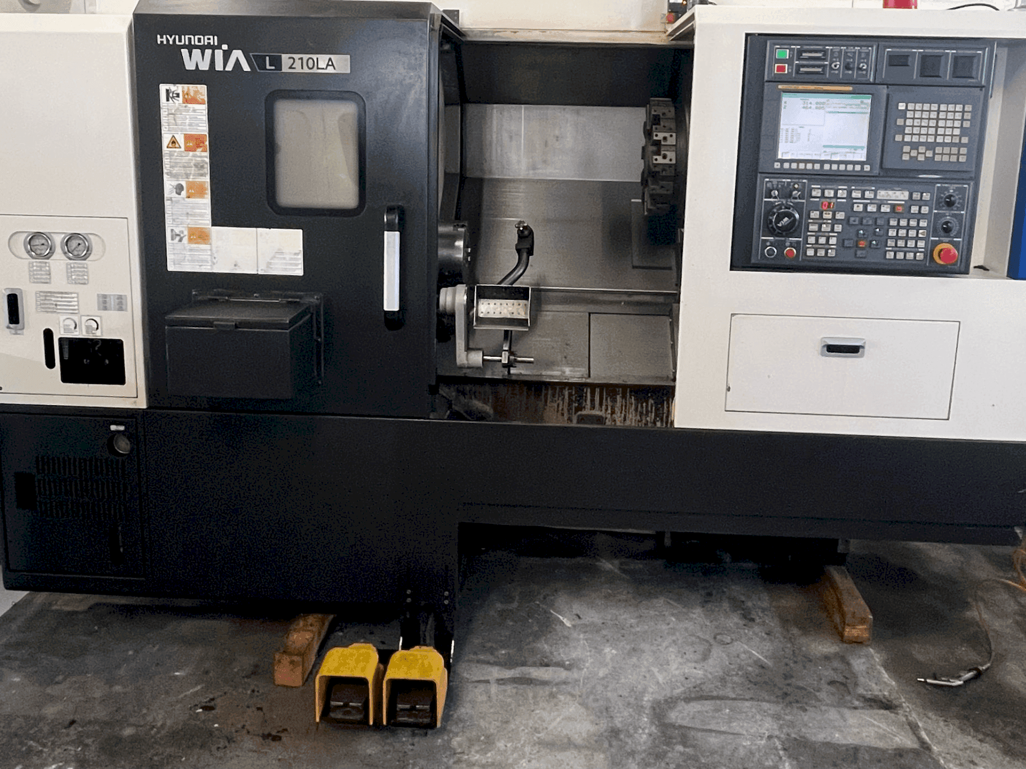 Vista frontal de la máquina HYUNDAI KIA L 210LA