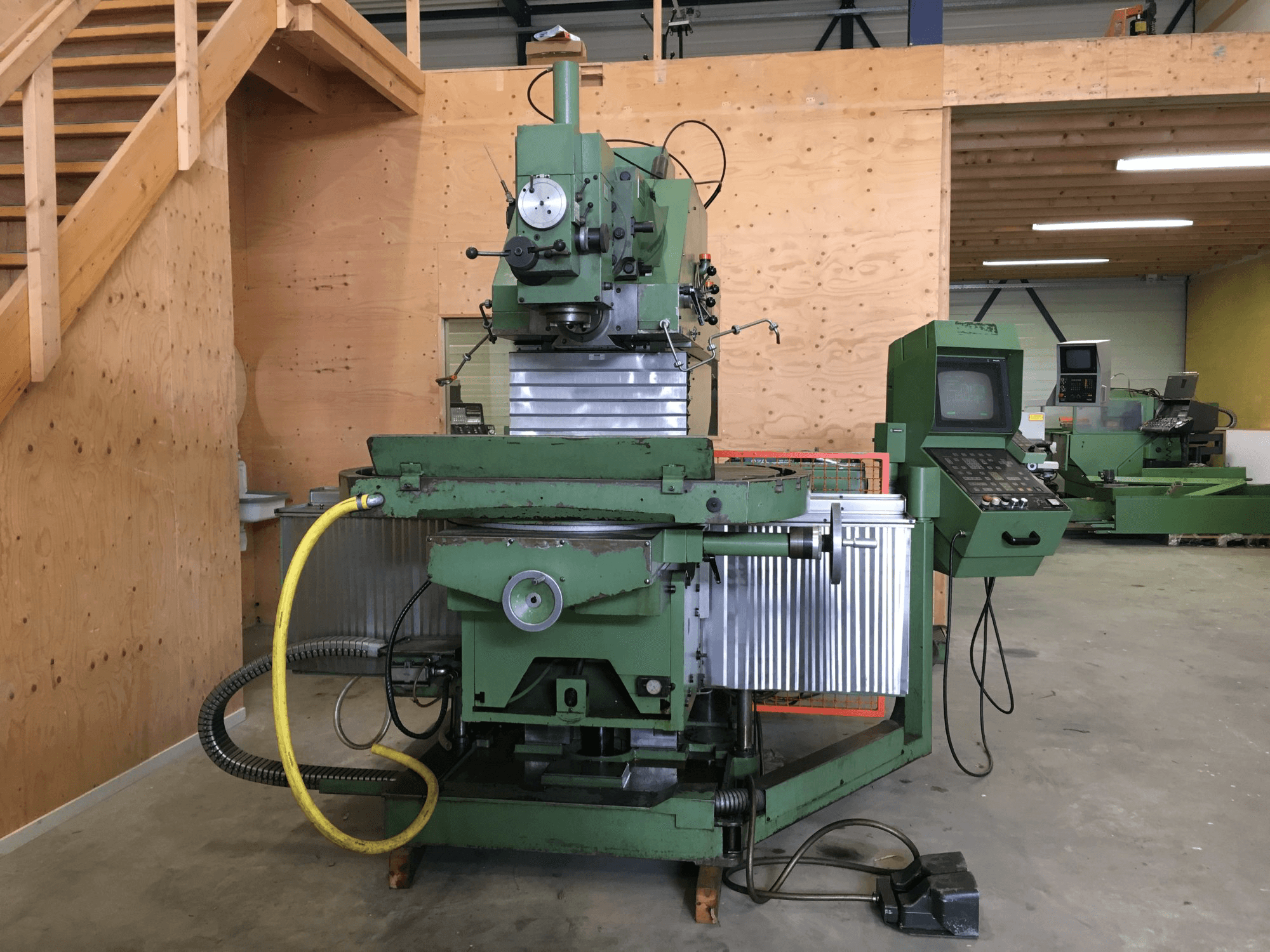 Vista frontal de la máquina Maho MH 1000 C