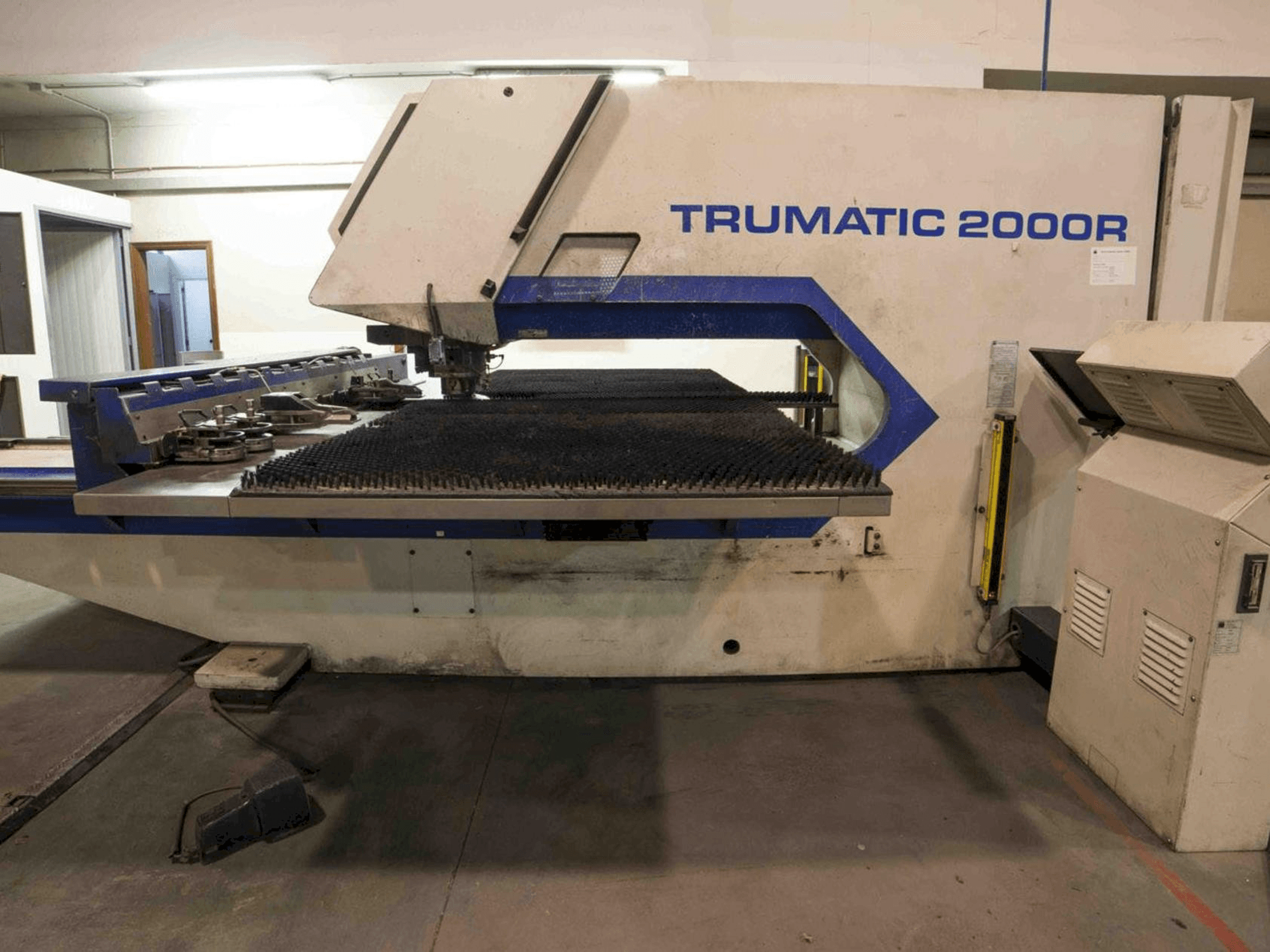 Vista frontal de la máquina Trumpf Trumatic 2000R