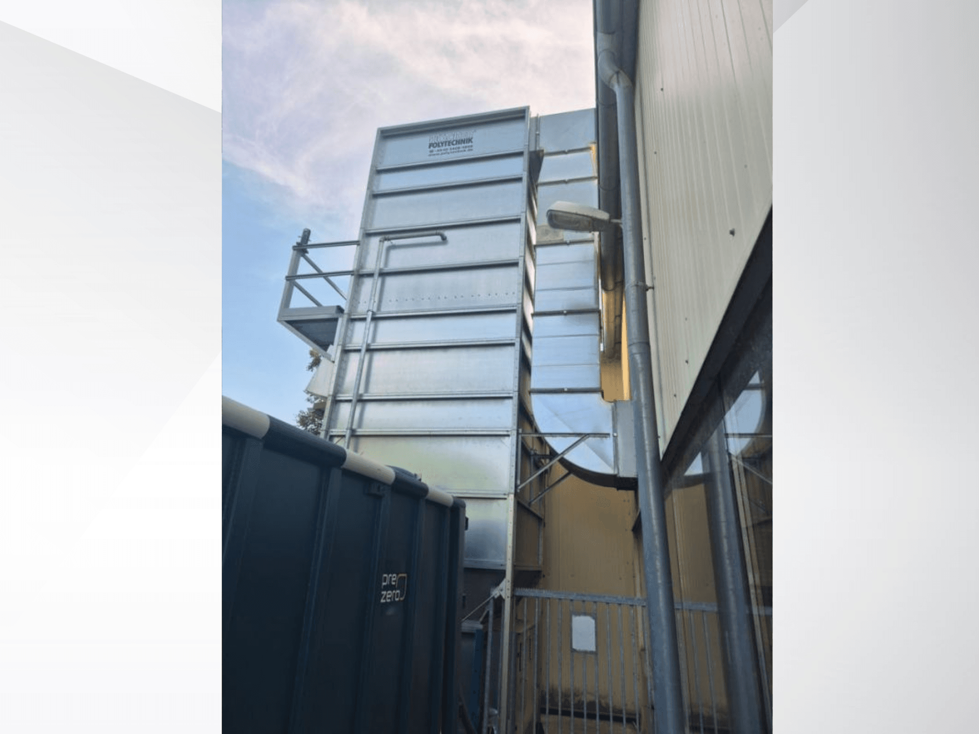 Polytechnick MultiStar JP5 BrikStar c-3 18 de HOCKER, vista lateral que muestra la estructura metálica y los conductos contra el cielo.