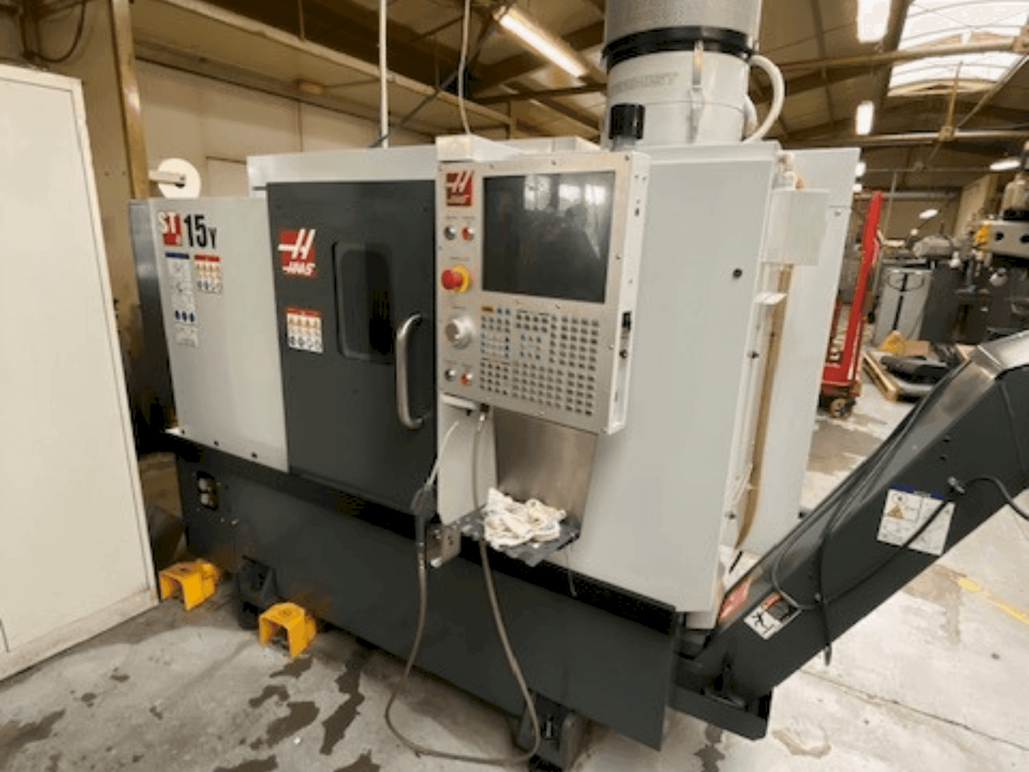Vista frontal de la máquina HAAS ST-15Y