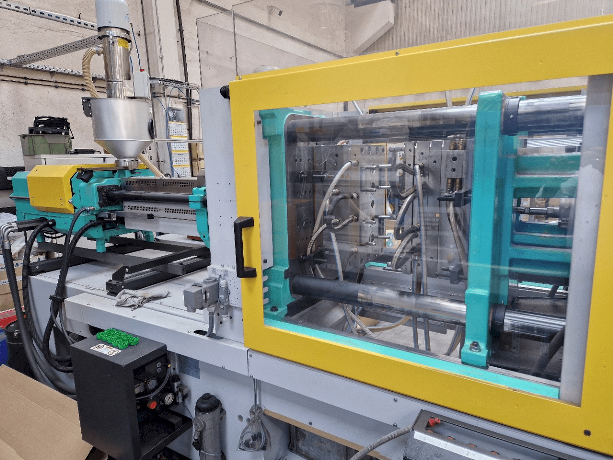 Vista frontal de la máquina Arburg ALLROUNDER 570 C 2000-800 GOLDEN EDITION