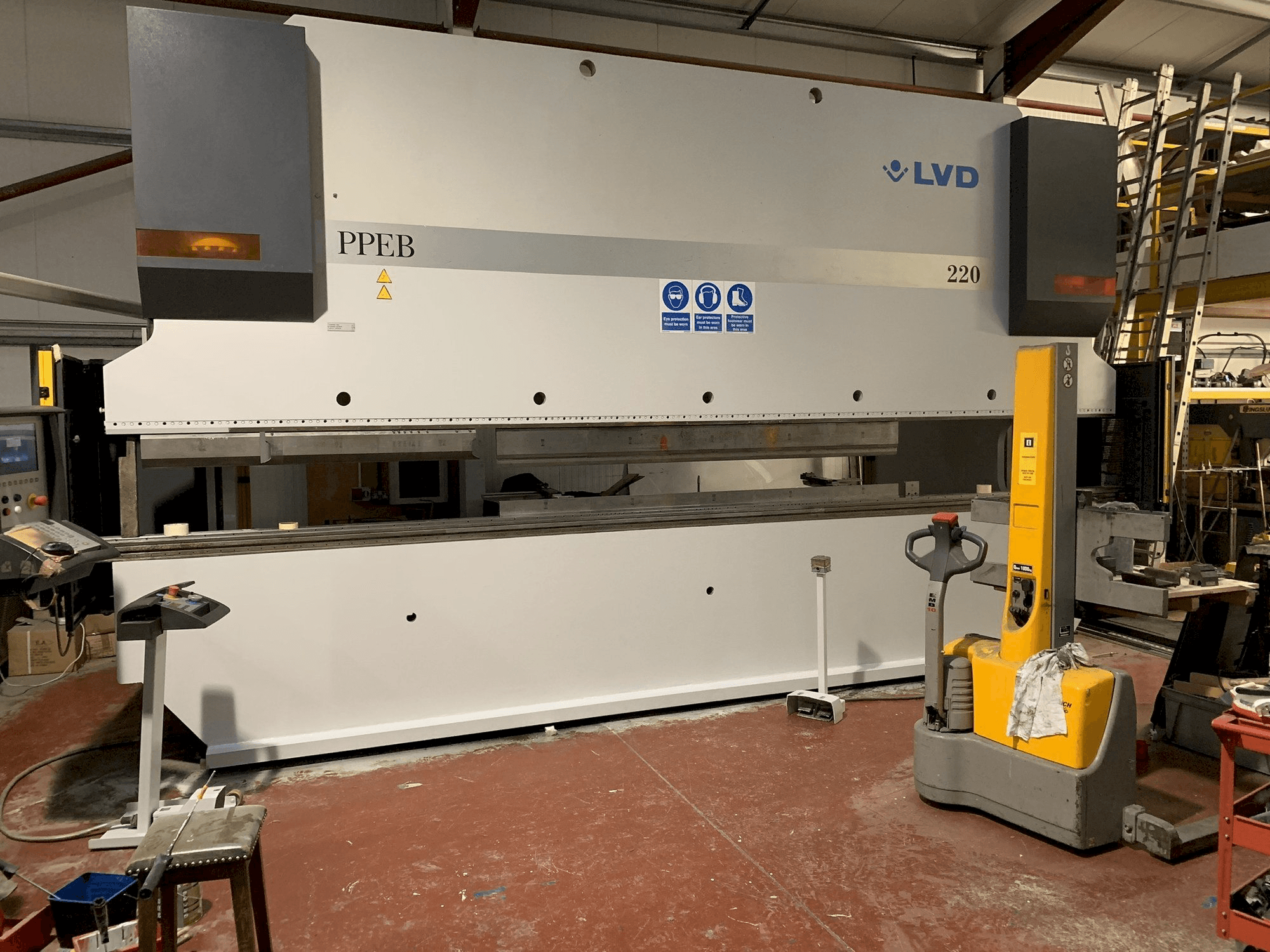 Vista frontal de la máquina LVD PPEB 220/6100