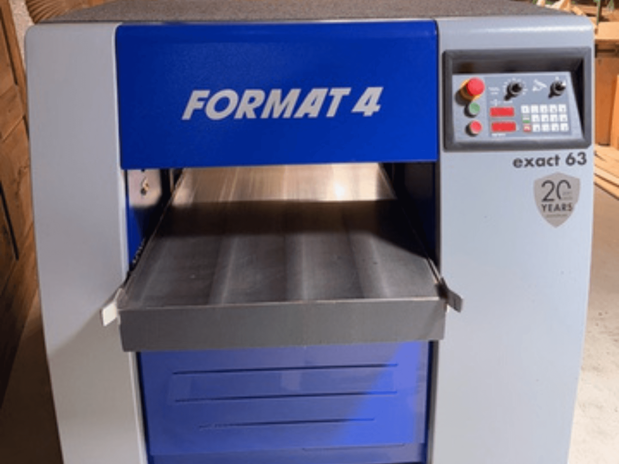 Cepilladora de madera FORMAT 4 Exact 63, vista frontal, con mesa de alimentación metálica y panel de control con botones e indicadores.