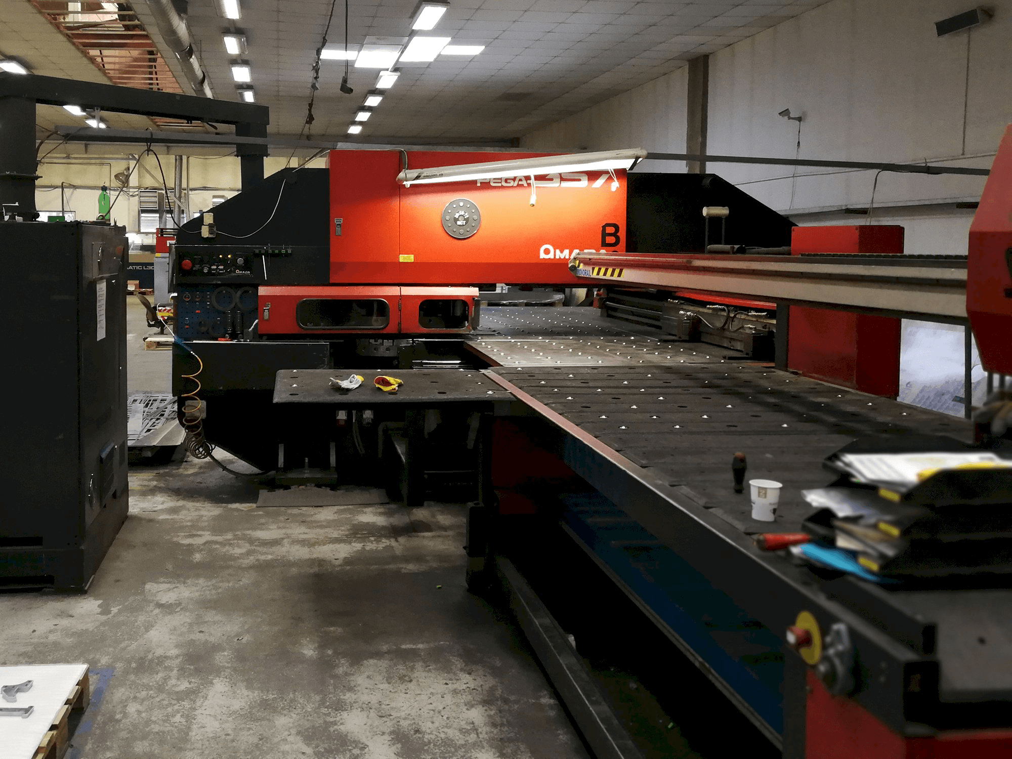 Vista frontal de la máquina AMADA PEGA 357