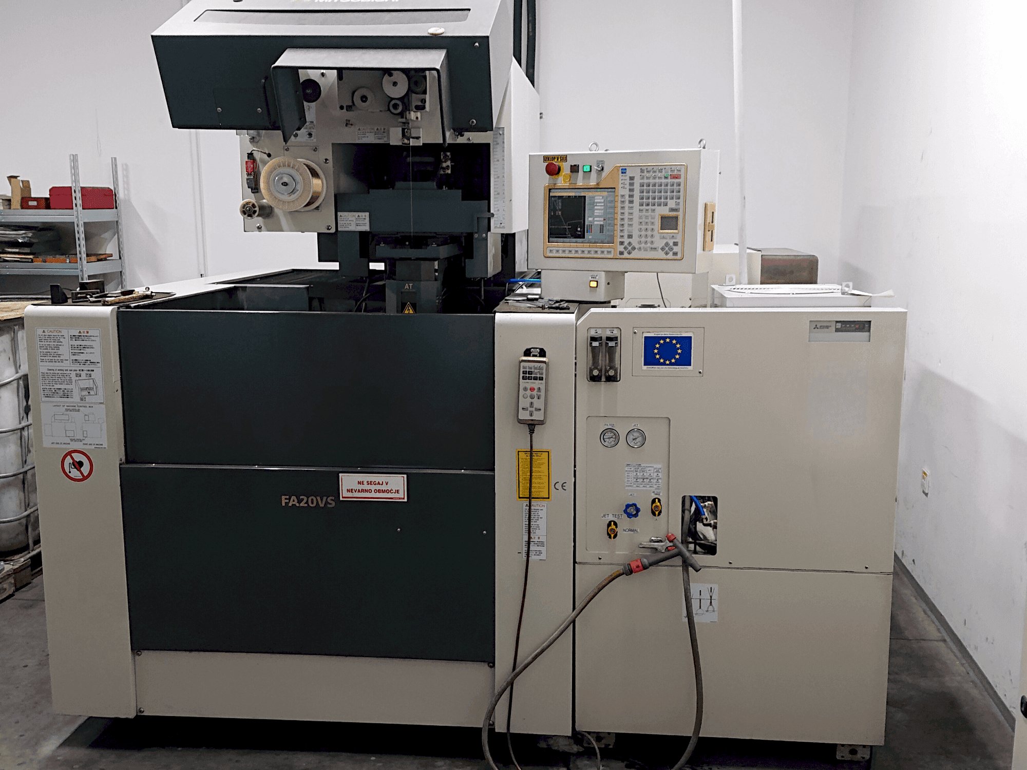 Vista frontal de la máquina Mitsubishi Electric FA20-VS