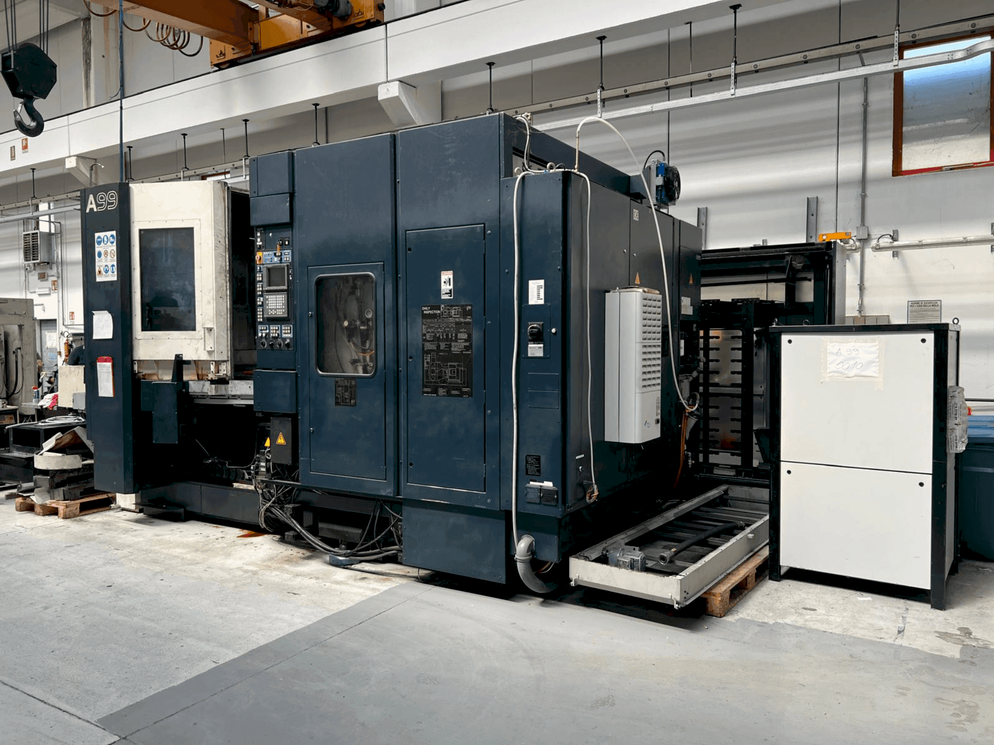 Vista frontal de la máquina Makino A99-A132