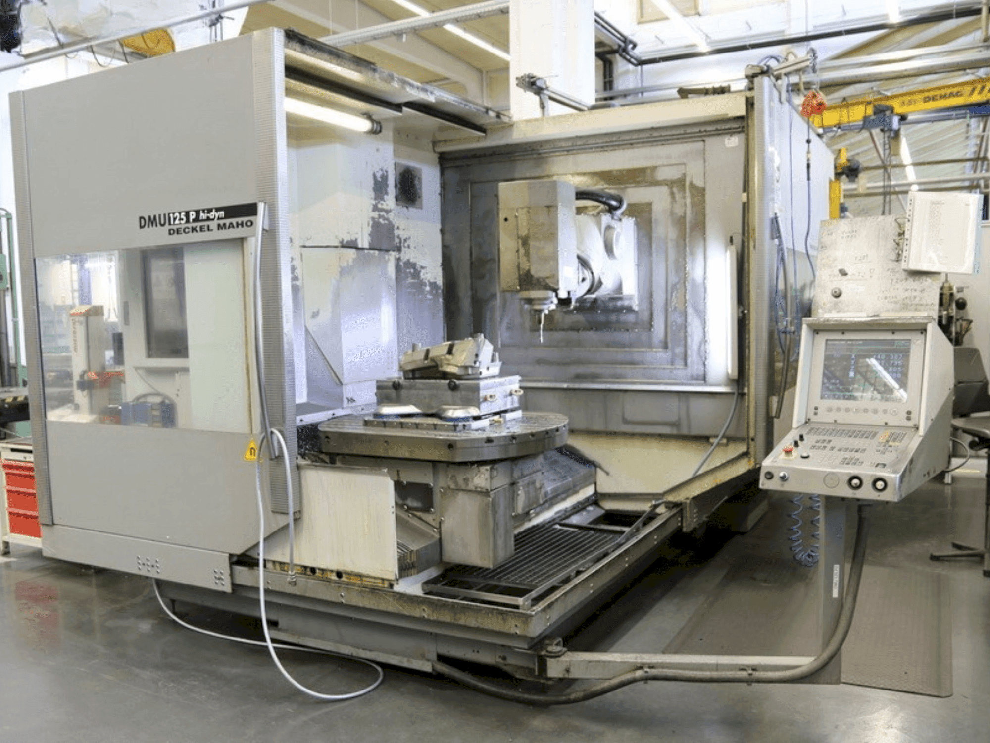 Vista frontal de la máquina DECKEL MAHO DMU 125 P hi-dyn