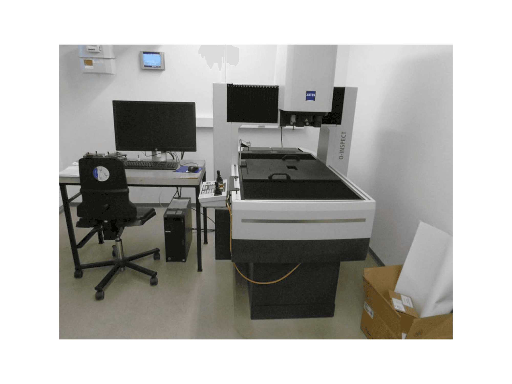 Front view of ZEISS O-Inspect 543 machine