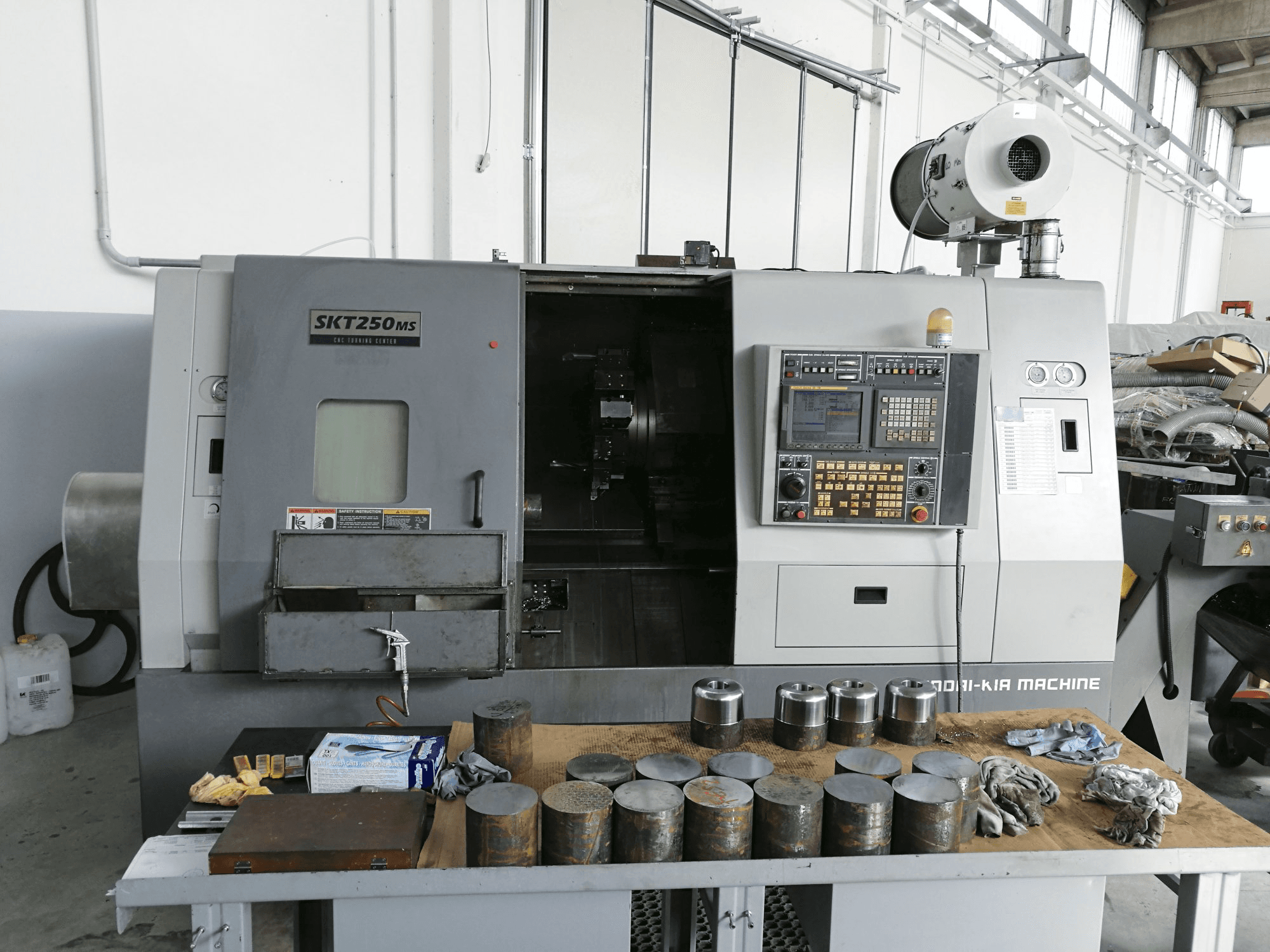 Vista frontal de la máquina Hyundai Kia SKT 250 MS