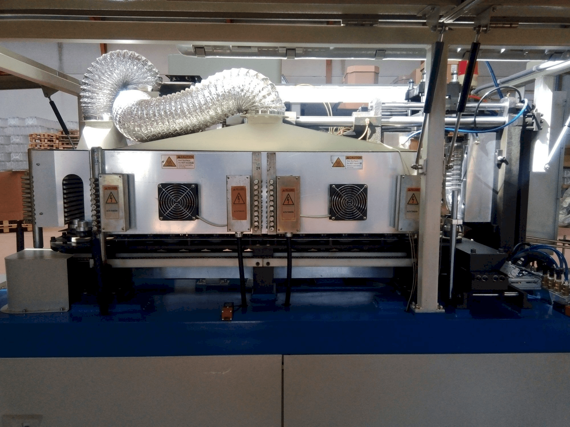 Vista frontal de la máquina YANCED YS600