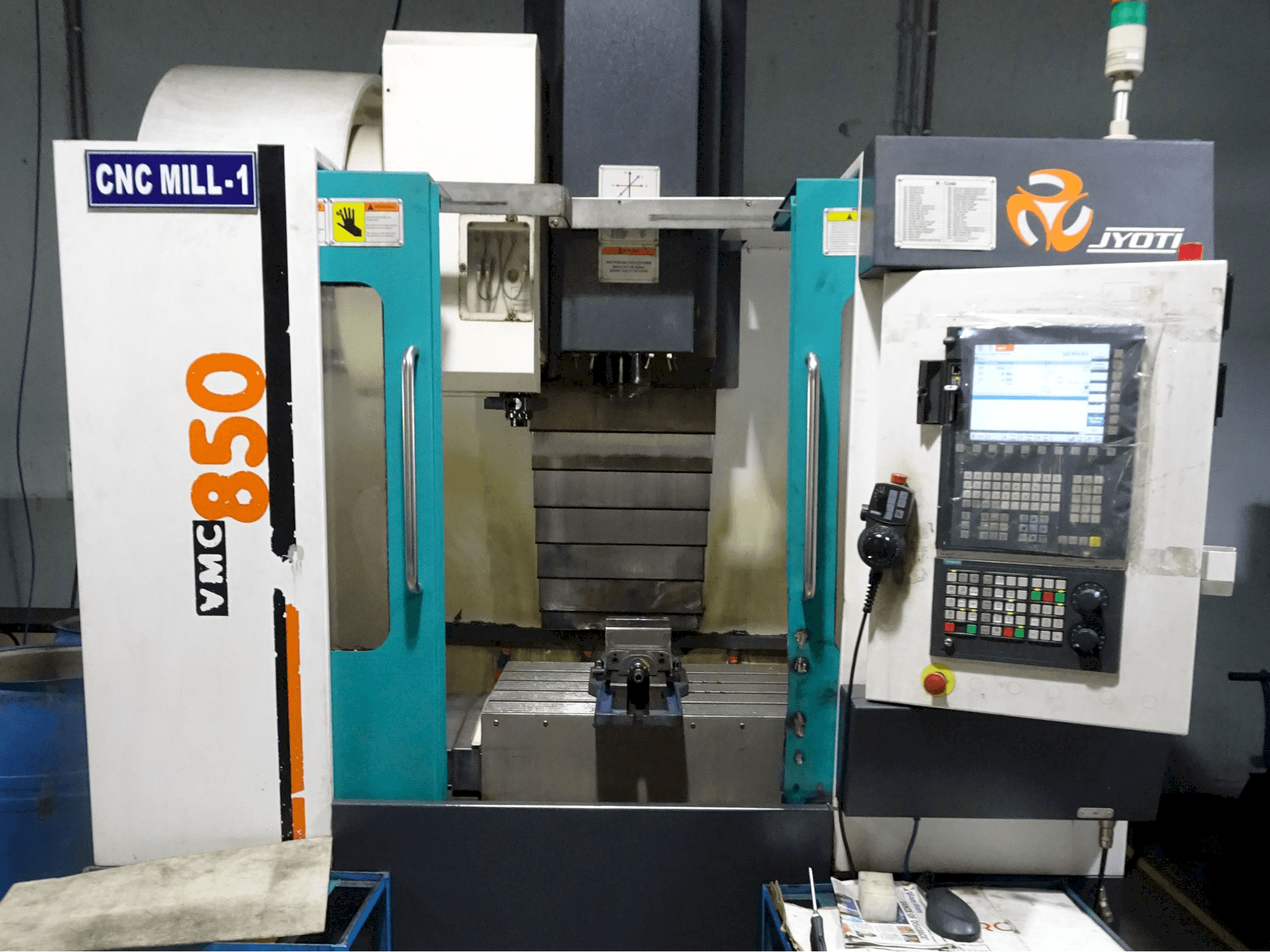 Vista frontal de la máquina JYOTI VMC-850