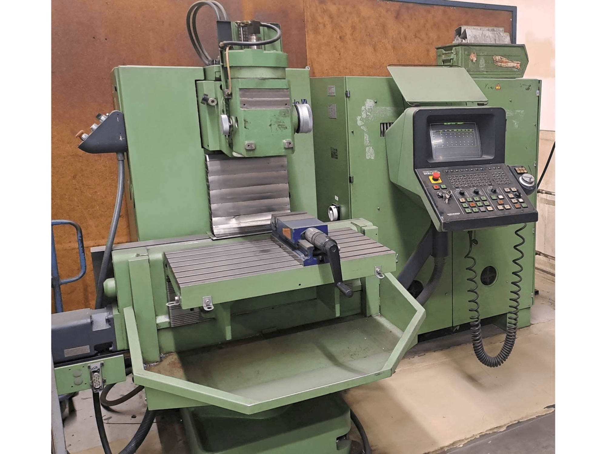 Vista frontal de la máquina DECKEL FP3NC