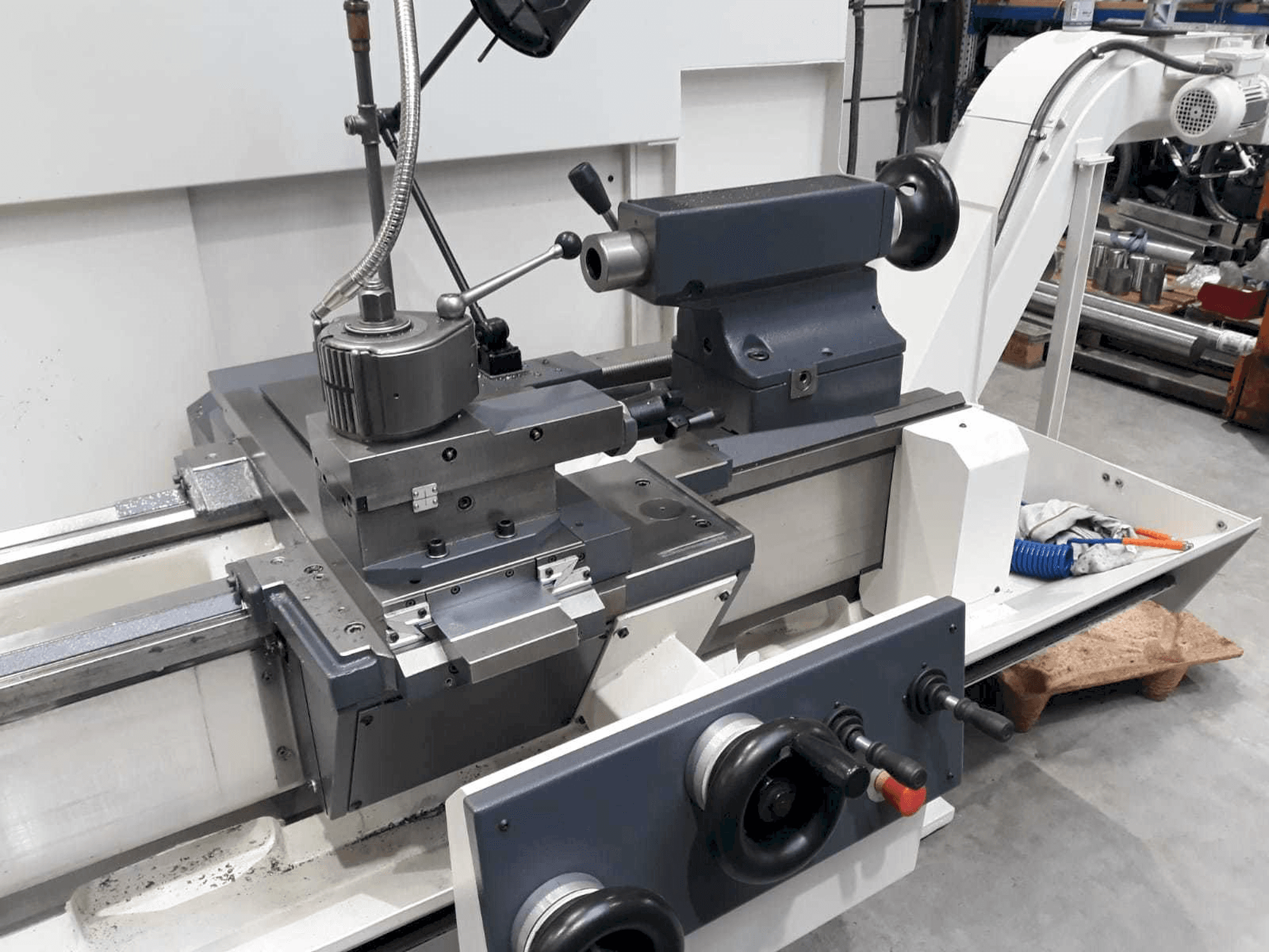 Vista frontal de la máquina BOEHRINGER DUS 560