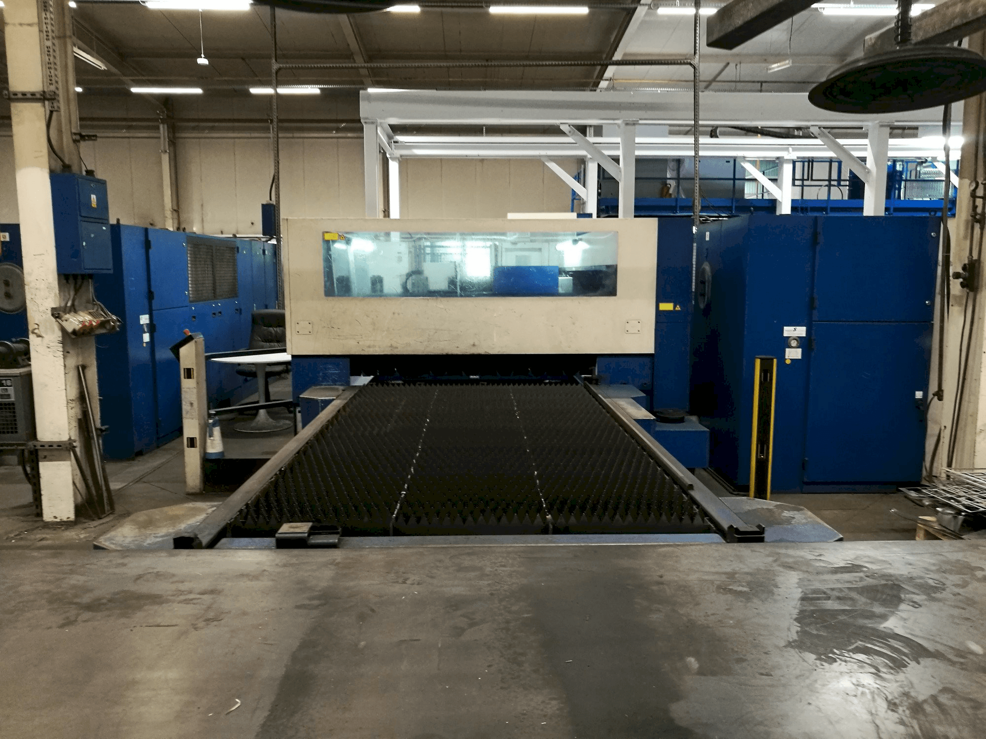 Vista frontal de la máquina Trumpf Trumatic L3050