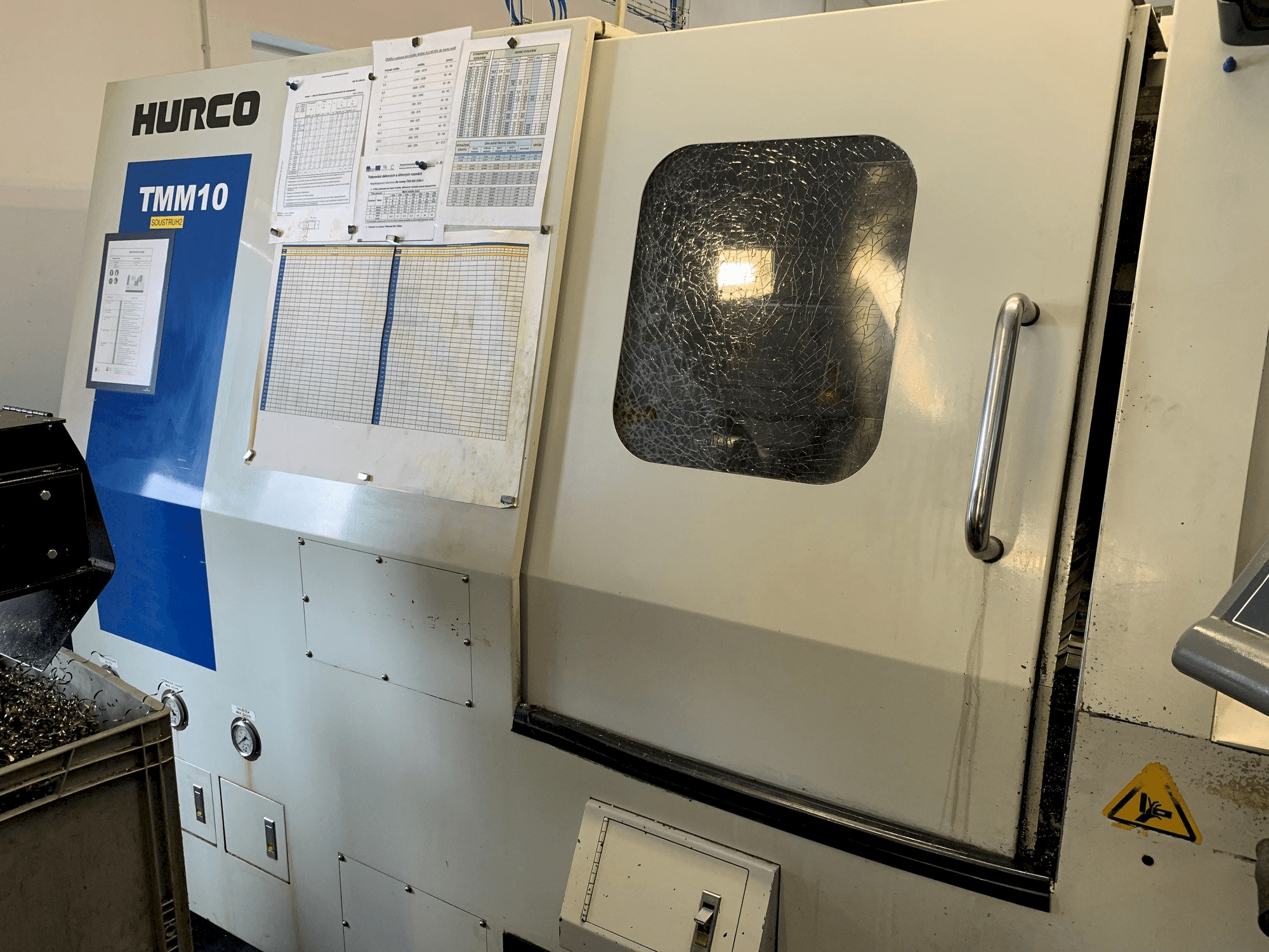 Vista frontal de la máquina Hurco TMM 10