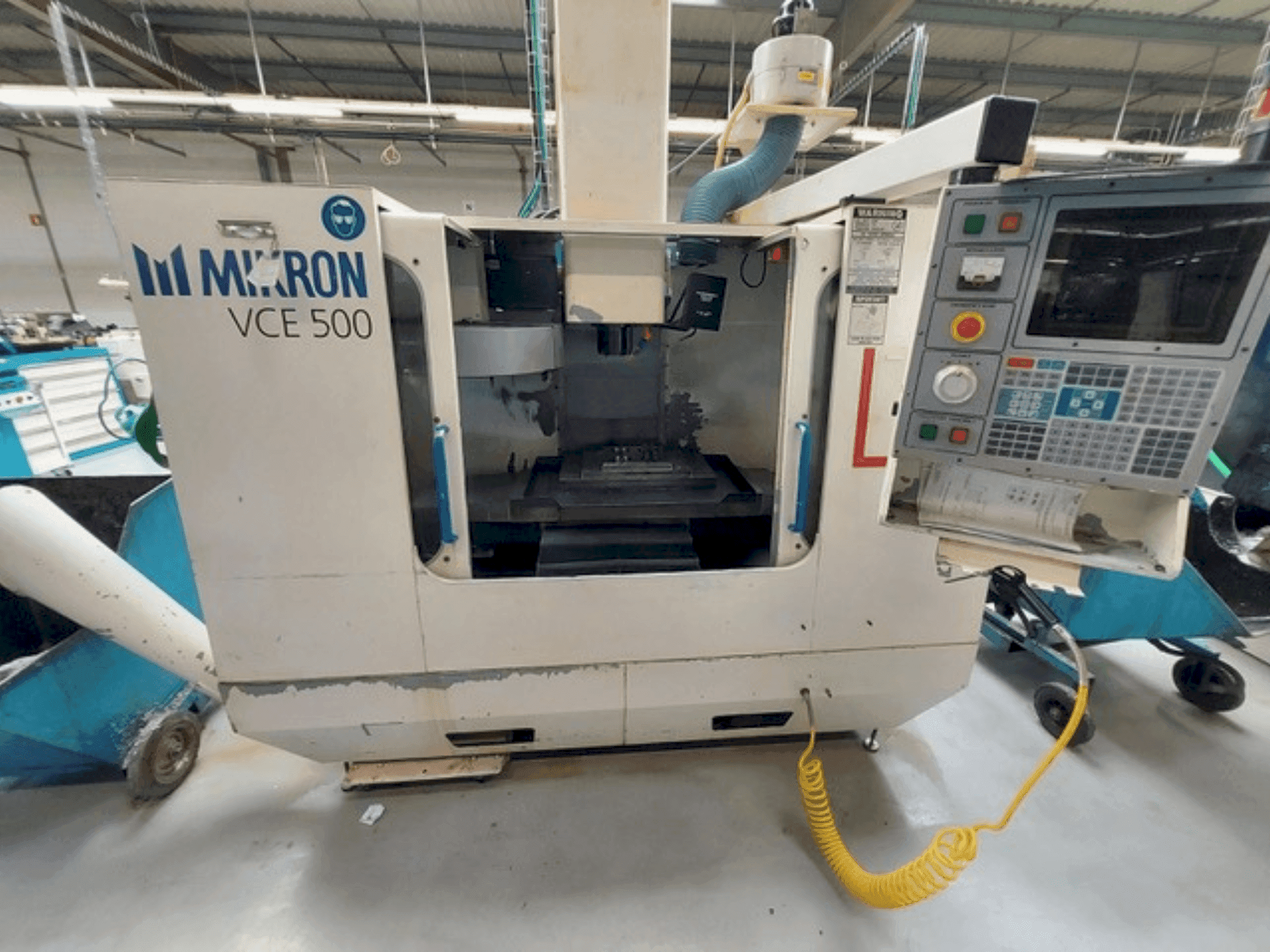 Vista frontal de la máquina HAAS MIKRON VCE 500