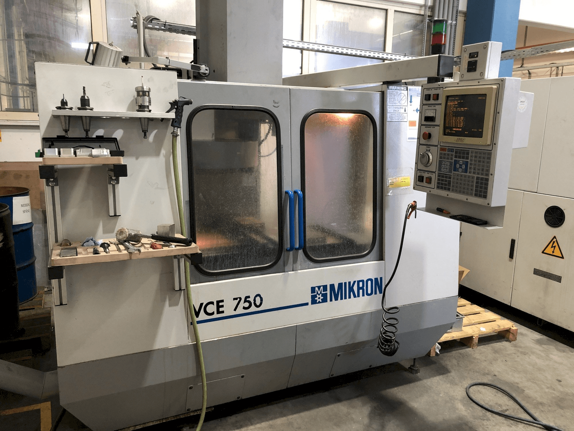 Vista frontal de la máquina MIKRON VCE 750