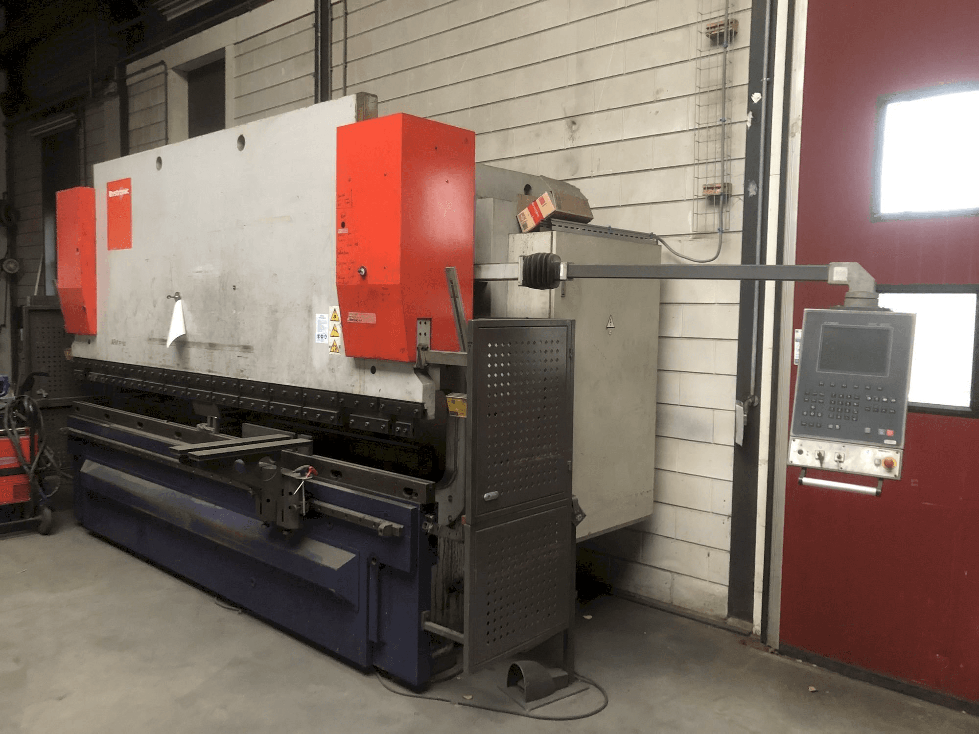 Vista lateral derecha de la máquina Bystronic EP40-160