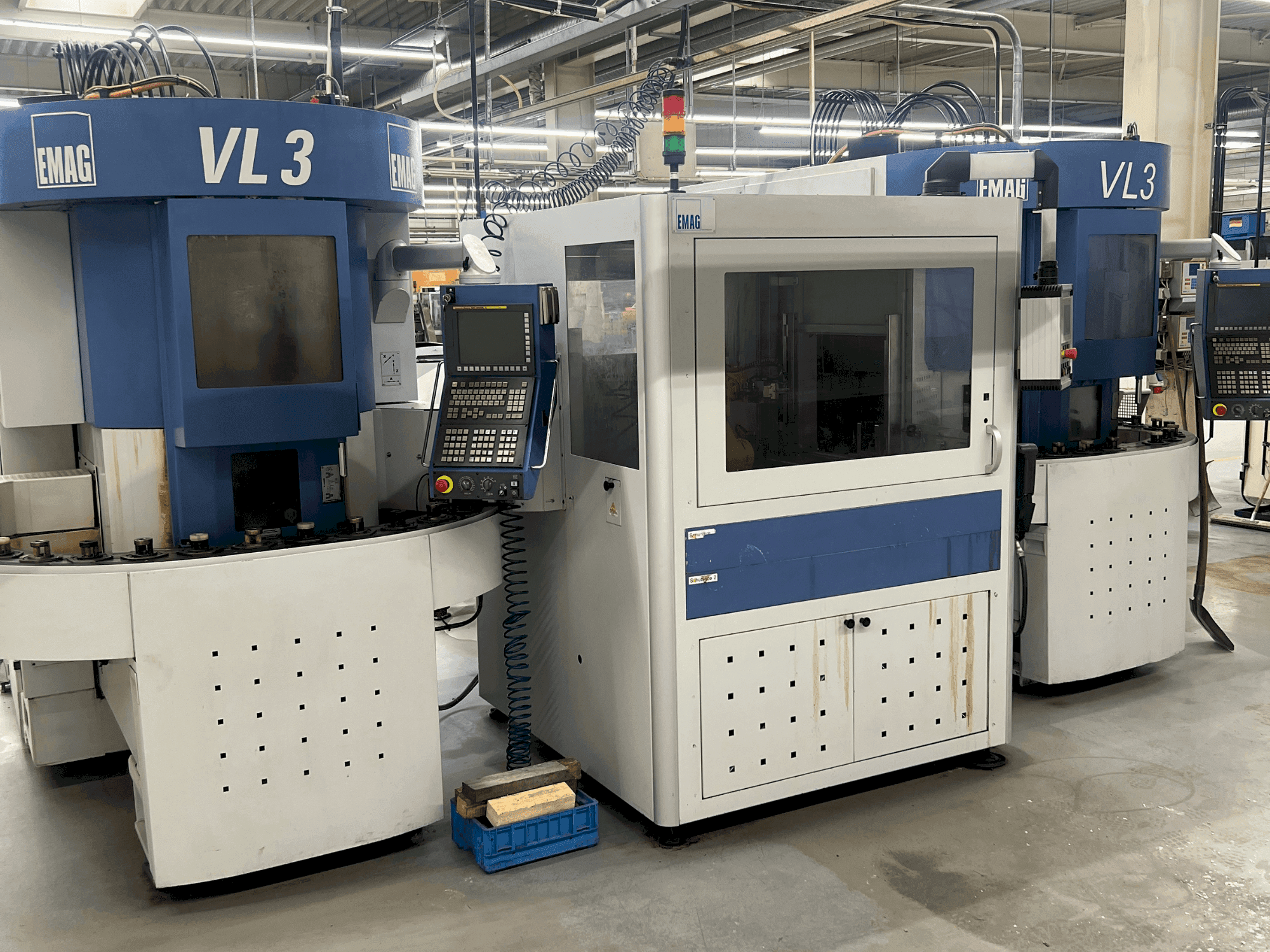 Vista frontal de la máquina EMAG VL03