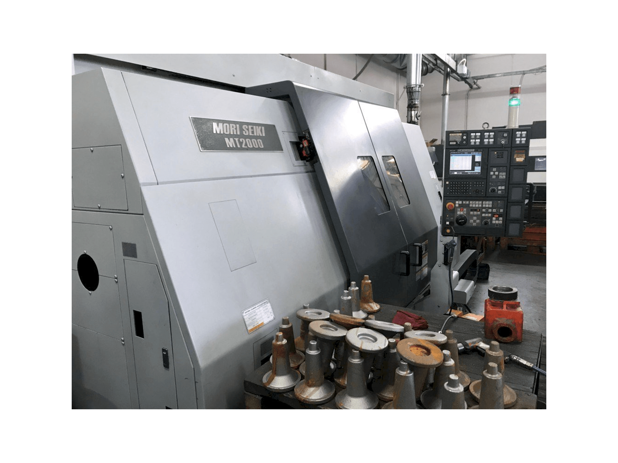 Vista frontal de la máquina MORI SEIKI MT 2002 SZ