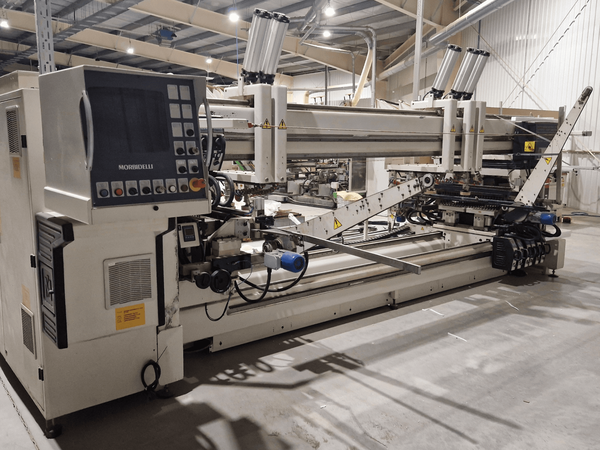 Taladradora multihusillo SCM Morbidelli Zenith F2, vista lateral que muestra el panel de control y los componentes mecánicos en un entorno de taller.