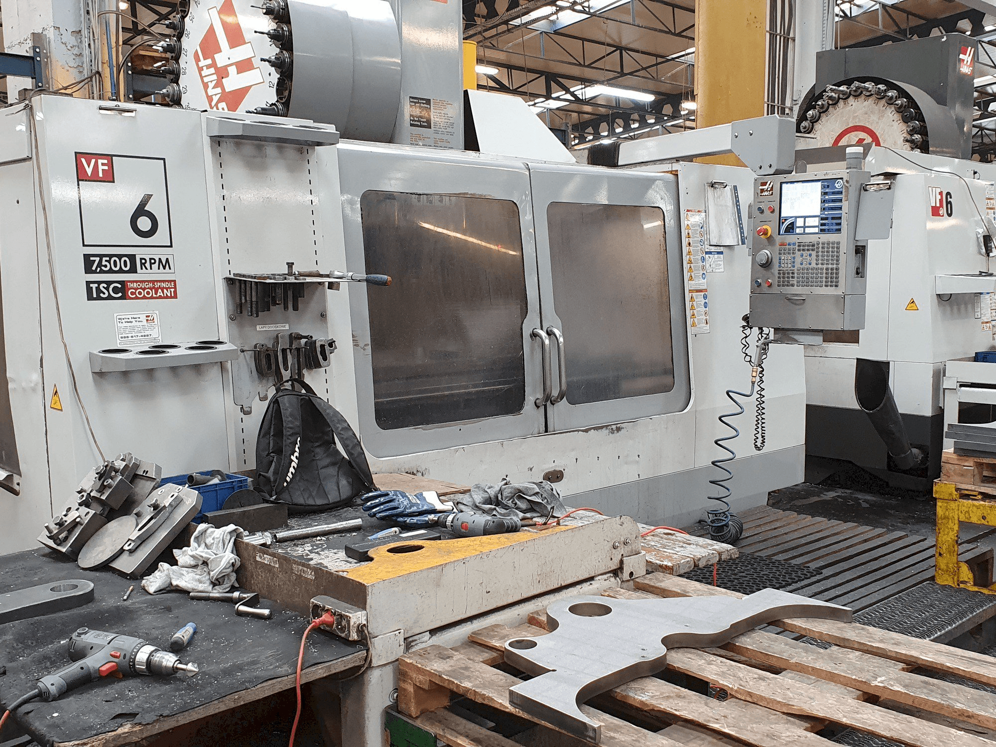 Vista frontal de la máquina HAAS VF-6 / 50HE