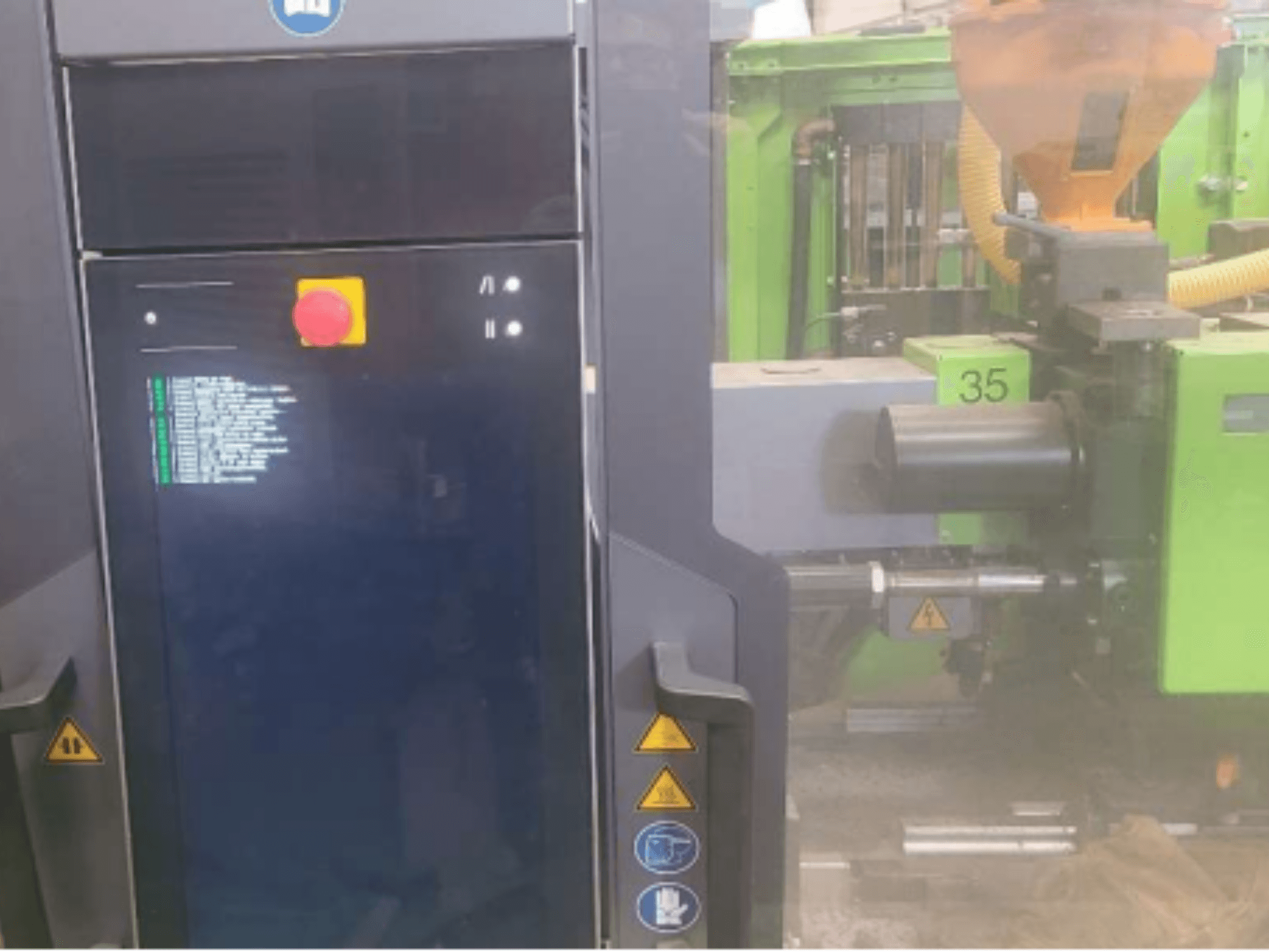 Máquina de moldeo por inyección hidráulica Engel Victory 320/80 spex, vista frontal que muestra el panel de control y la unidad de inyección verde.