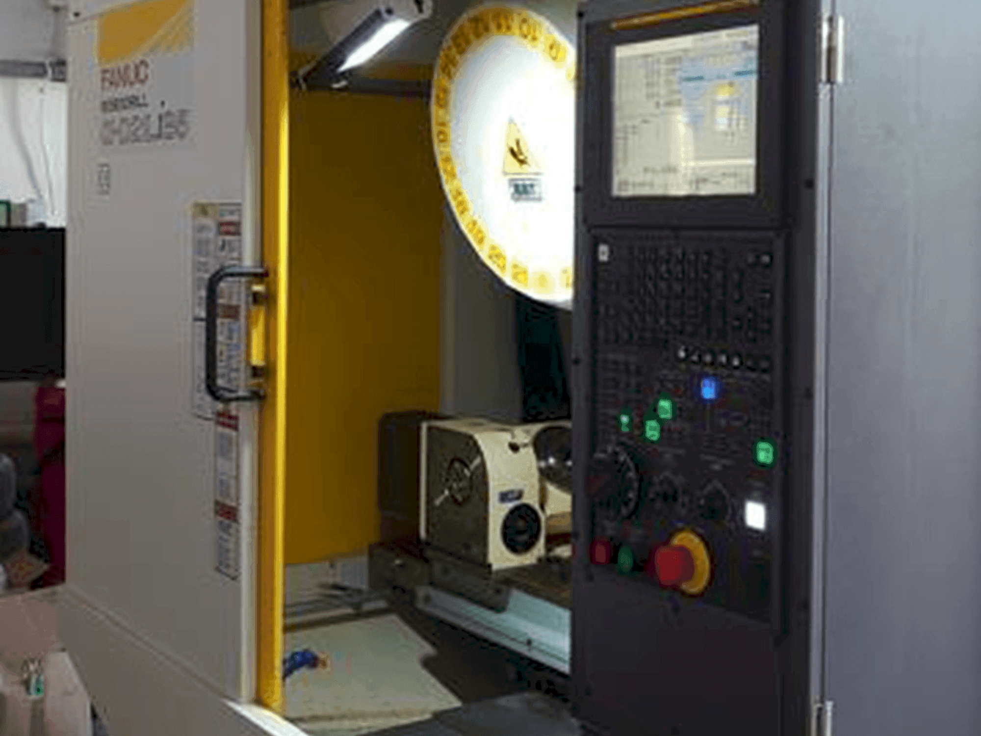 Vista frontal de la máquina FANUC ROBODRILL α-D21LiB5