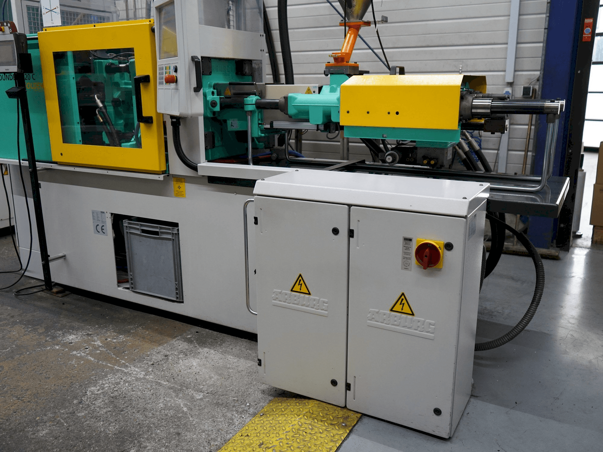 Vista frontal de la máquina Arburg 320C (500-170)