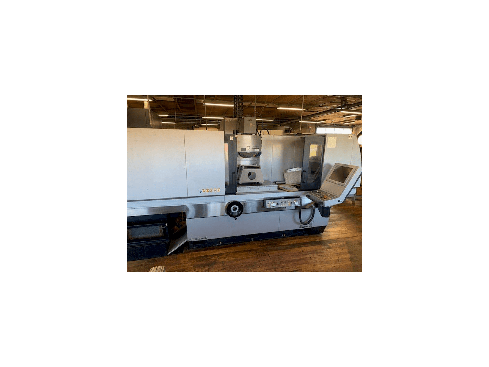 Vista frontal de la máquina OKAMOTO ACC 84CA-iQ