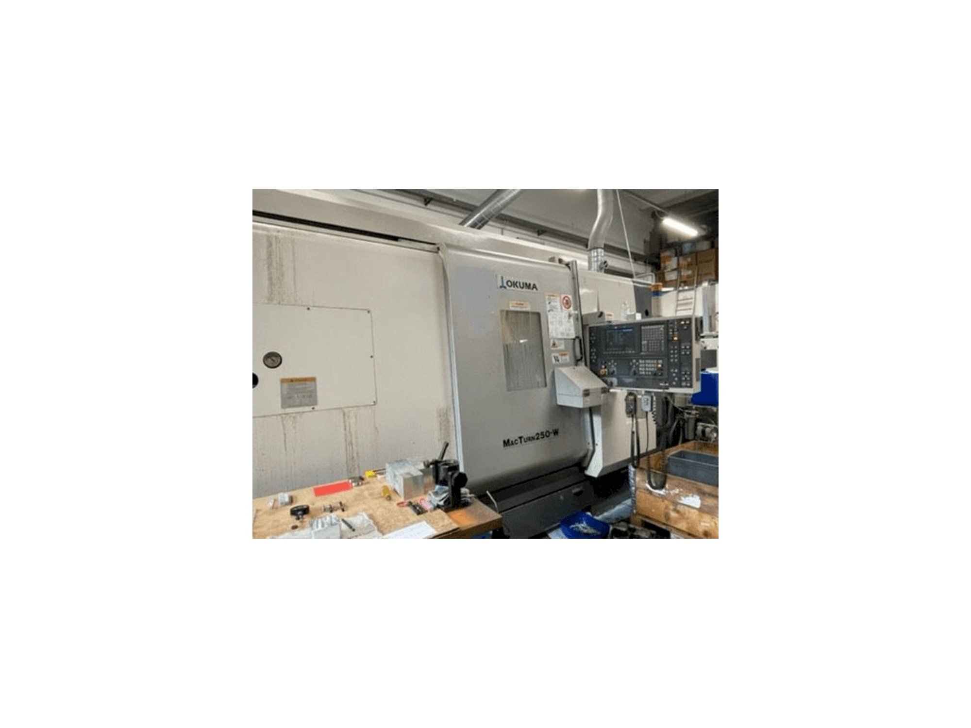 Vista frontal de la máquina Okuma MACTURN 250W