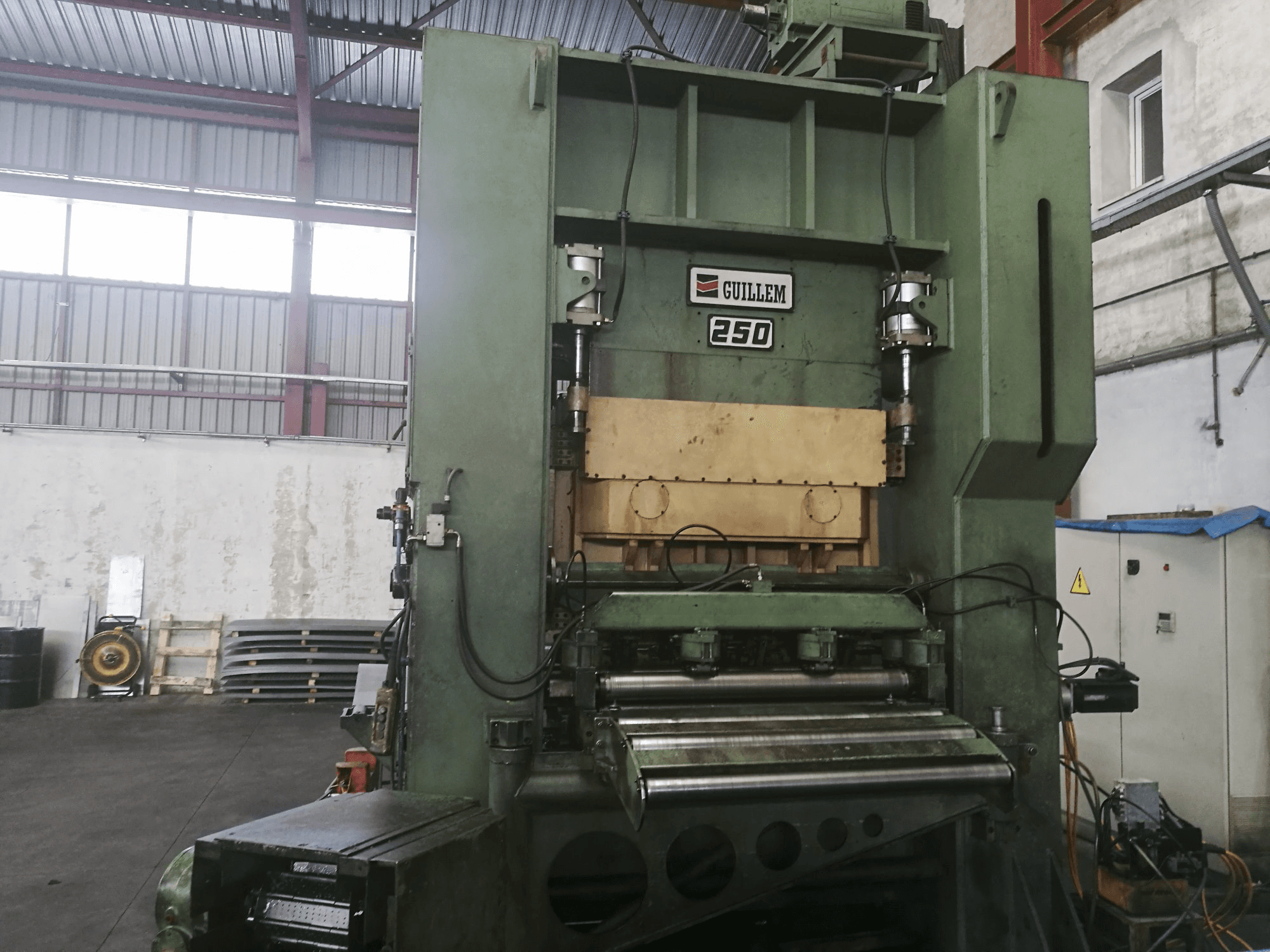 Vista frontal de la máquina GUILLEM D2.250