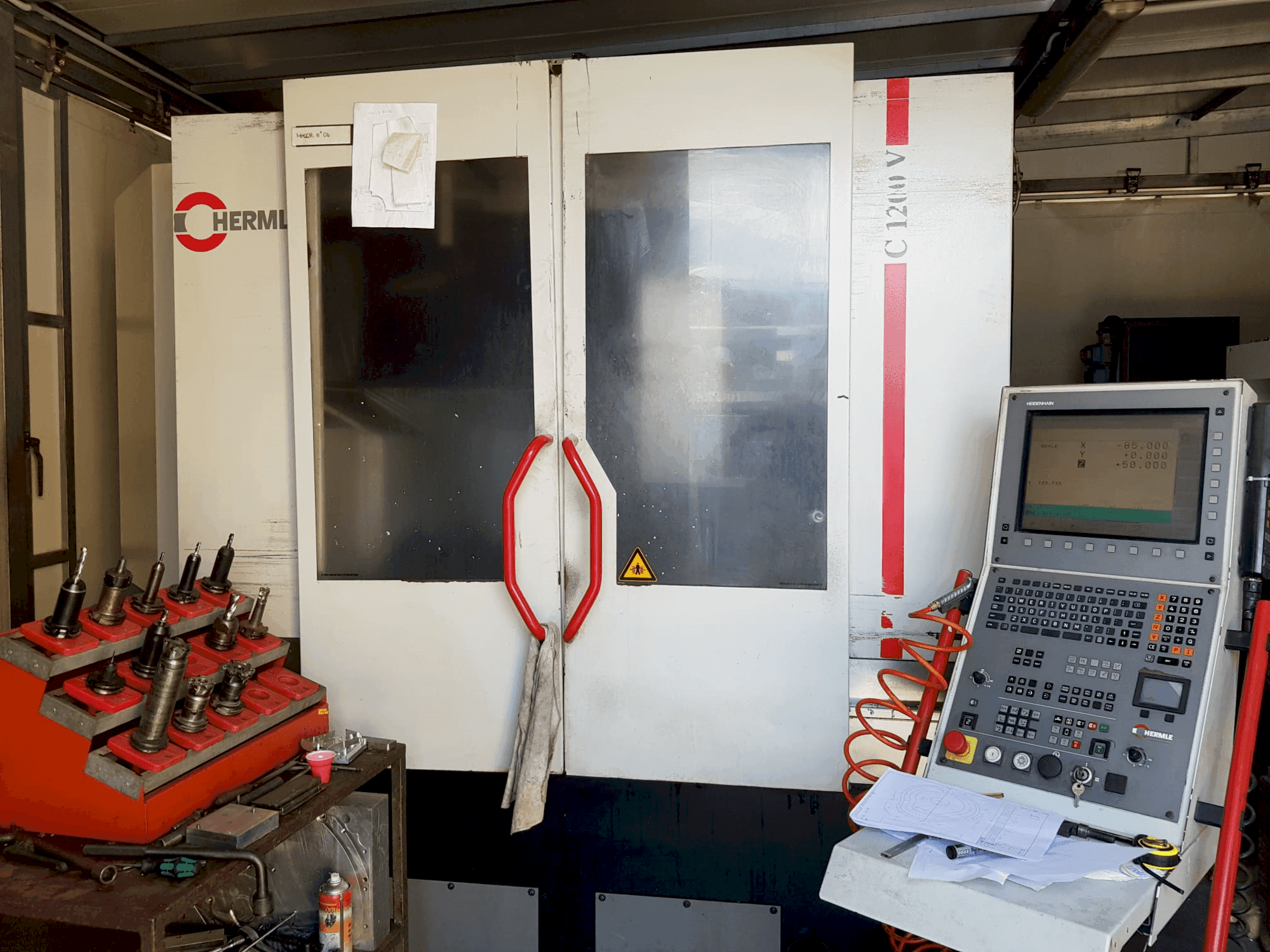 Vista frontal de la máquina HERMLE C 1200 V