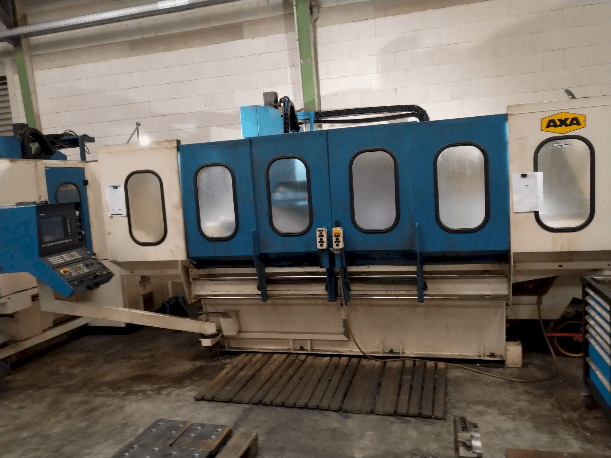 Front view of AXA VSC 2M machine