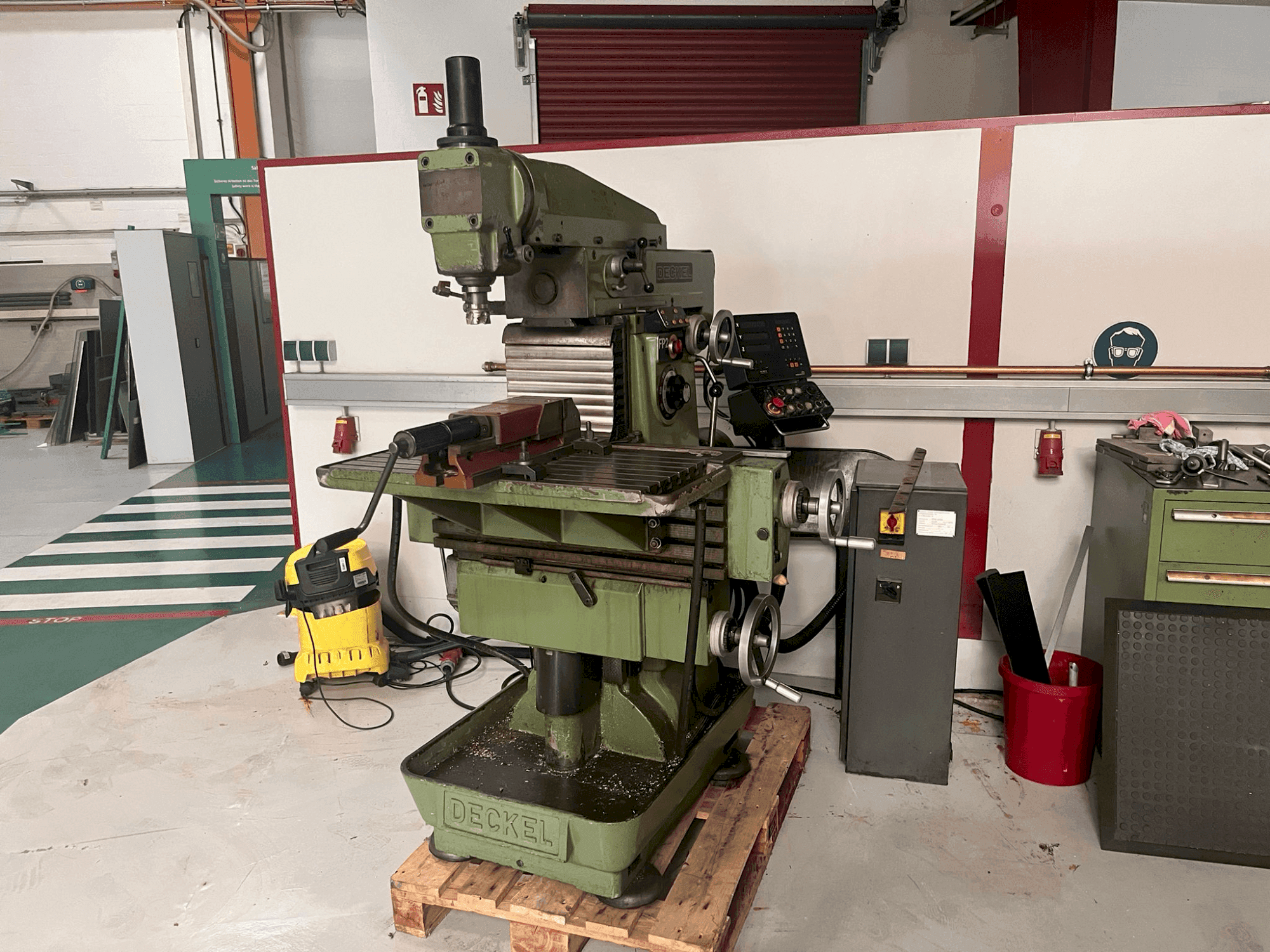 Vista frontal de la máquina DECKEL FP2