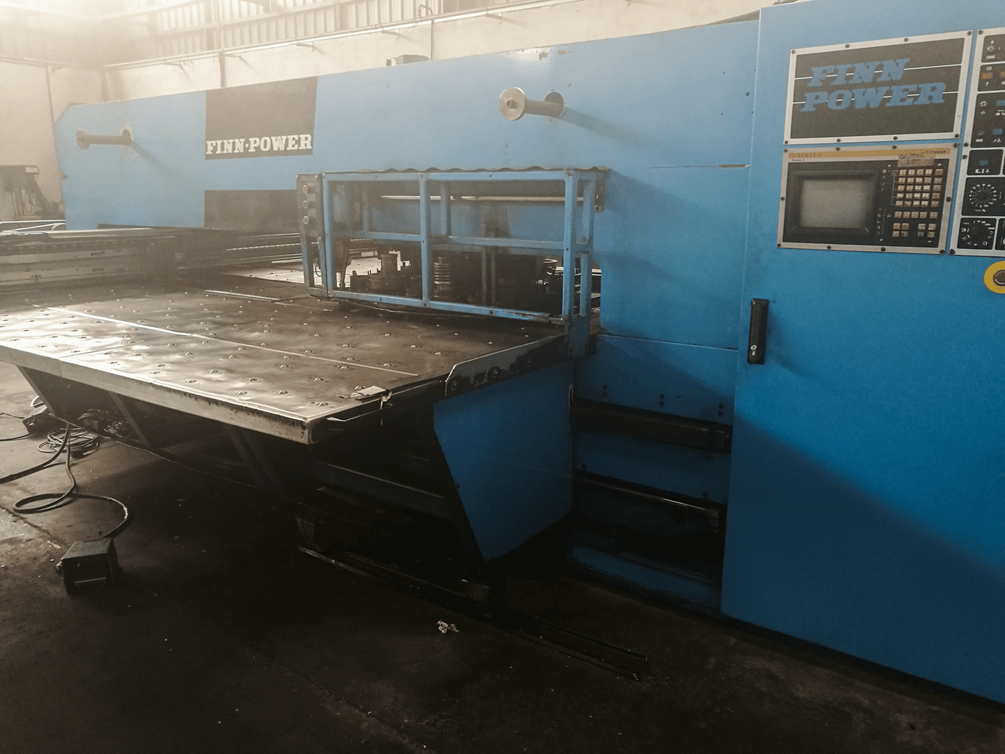 Vista derecha de la máquina Finn-Power TP 2520 IF2