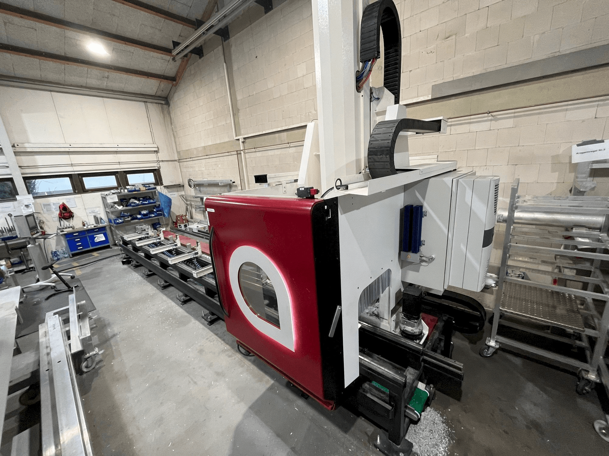 Vista frontal de la máquina Austen AX 607