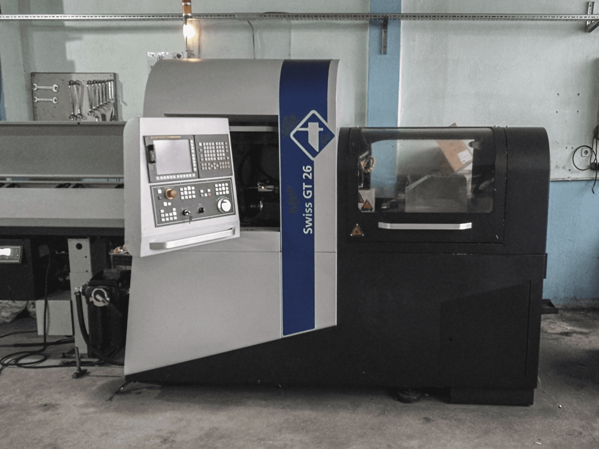 Vista frontal de la máquina Tornos SWISS GT 26