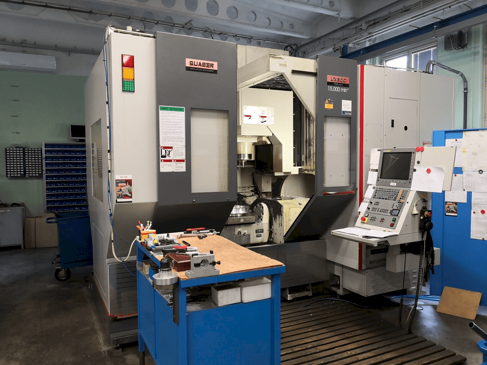 Vista frontal de la máquina Quaser UX-600