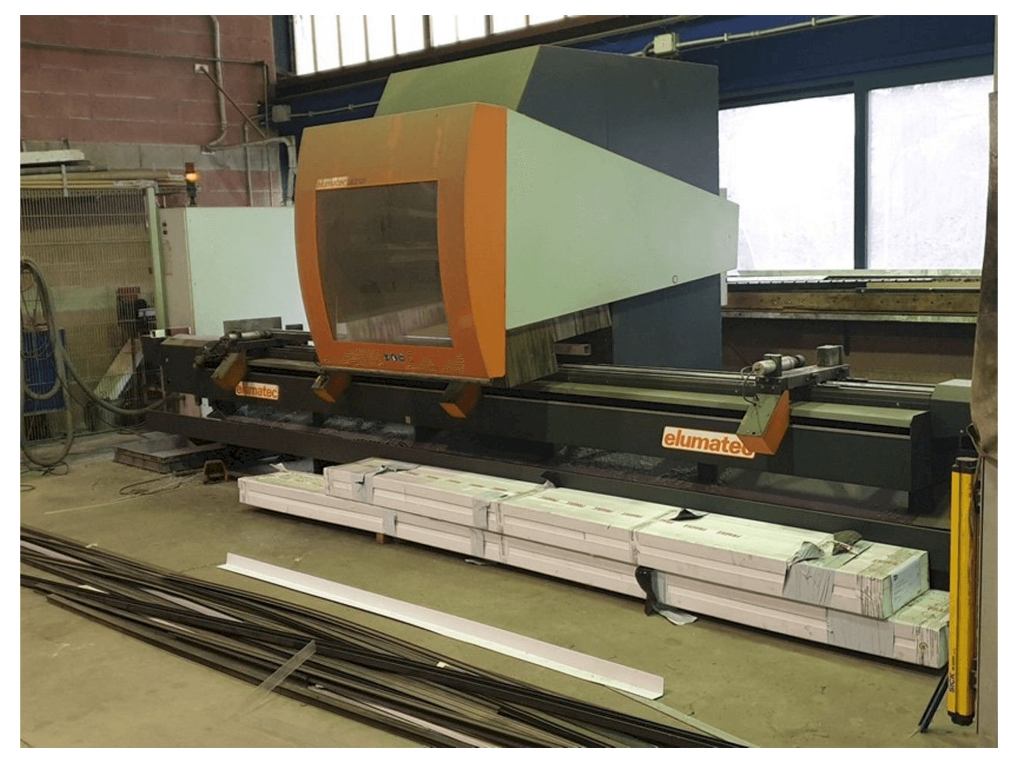 Vista frontal de la máquina Elumatec SBZ 131