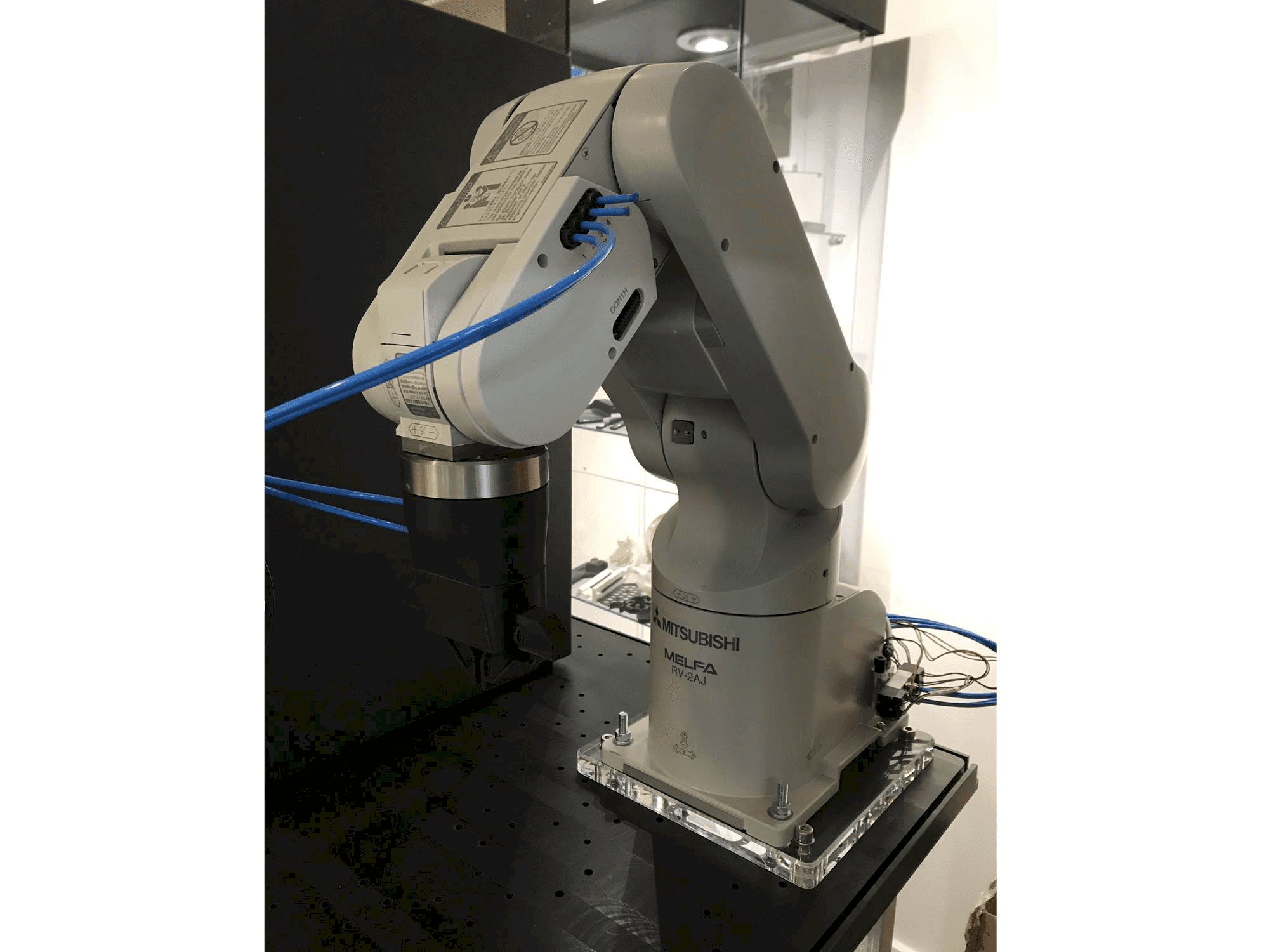 Vista frontal de la máquina Mitsubishi RV-2AJ