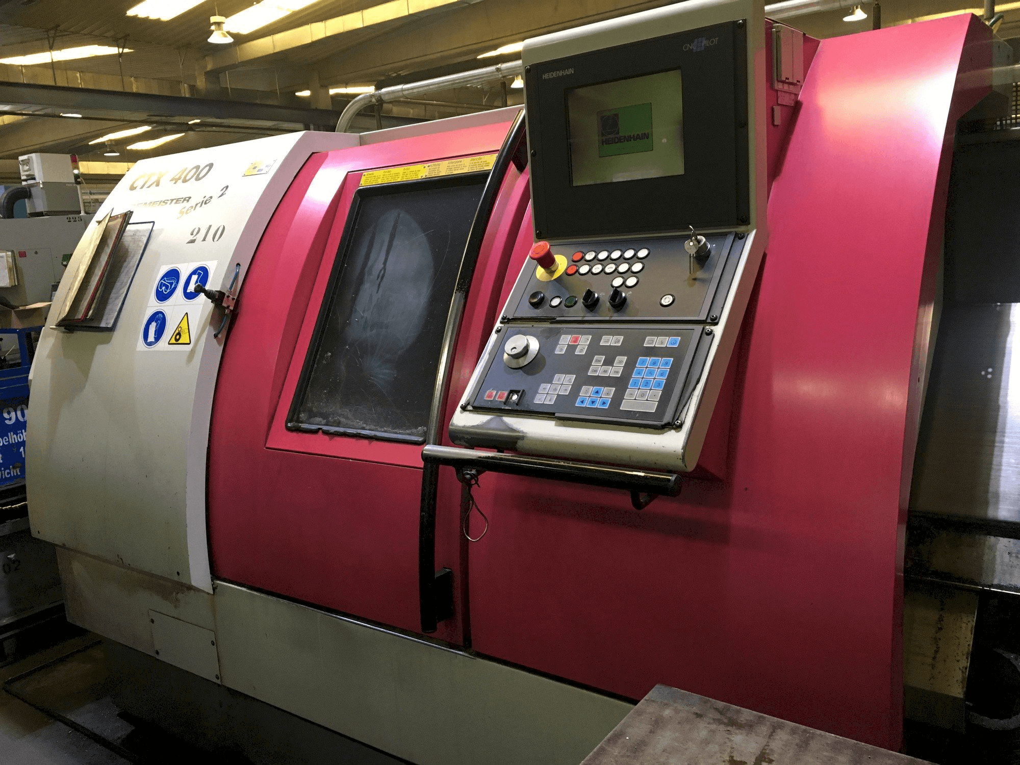 Vista frontal de la máquina Gildemeister CTX-400 S2