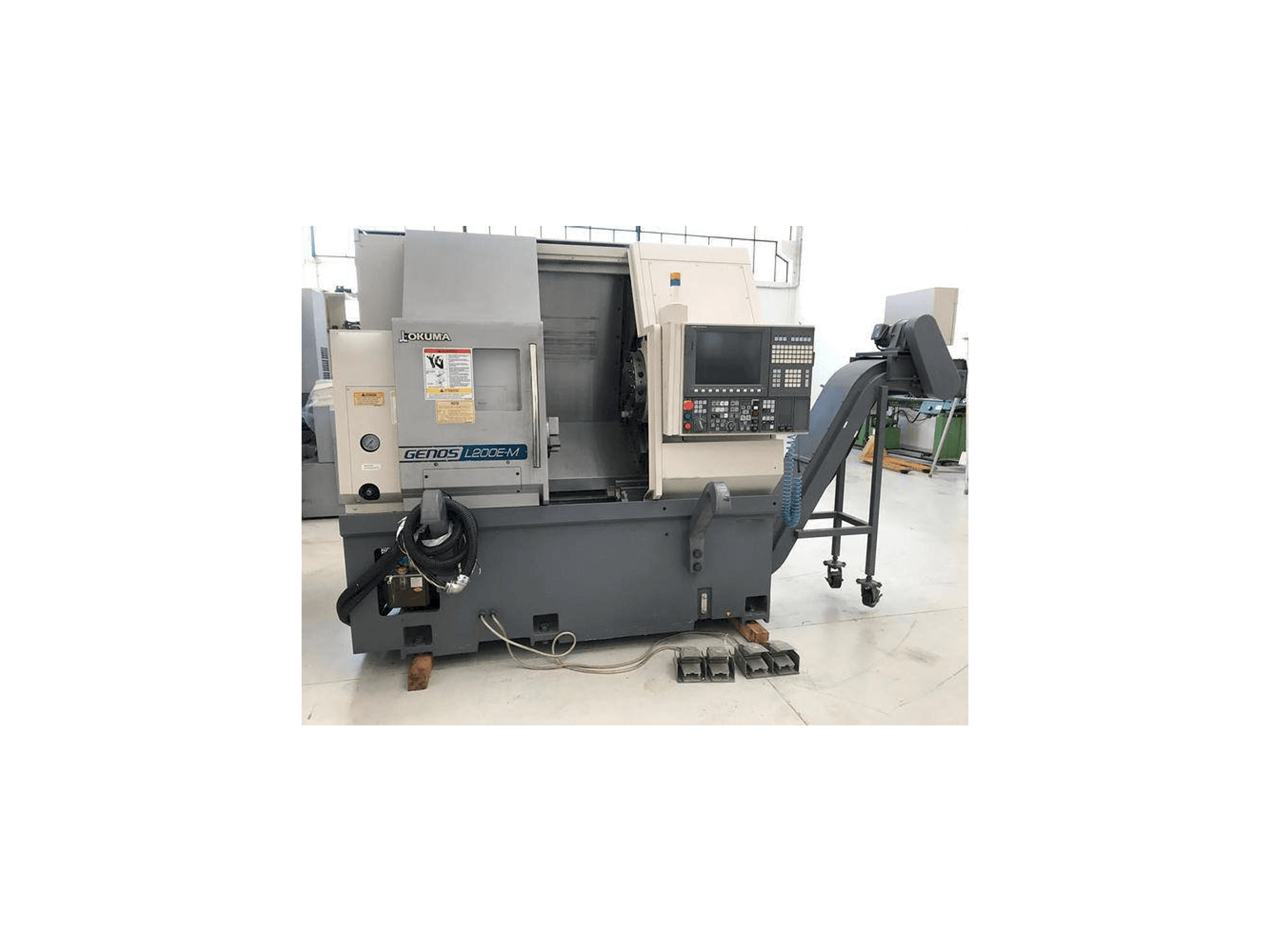 Vista frontal de la máquina Okuma Genos L200E-MY