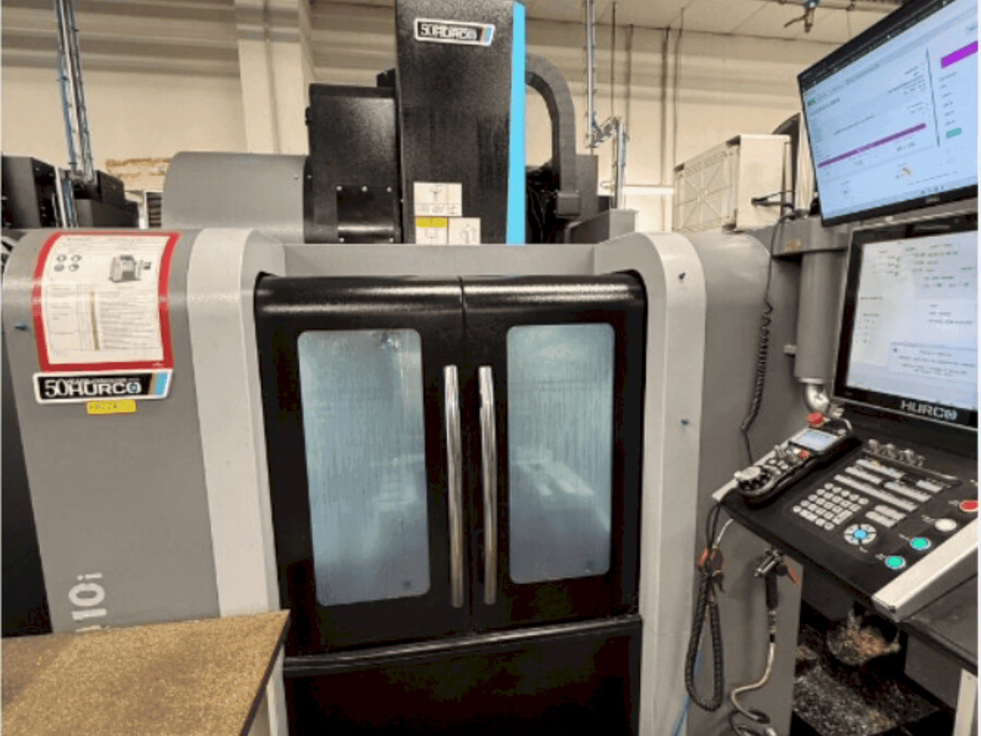 Vista frontal de la máquina Hurco VM10i