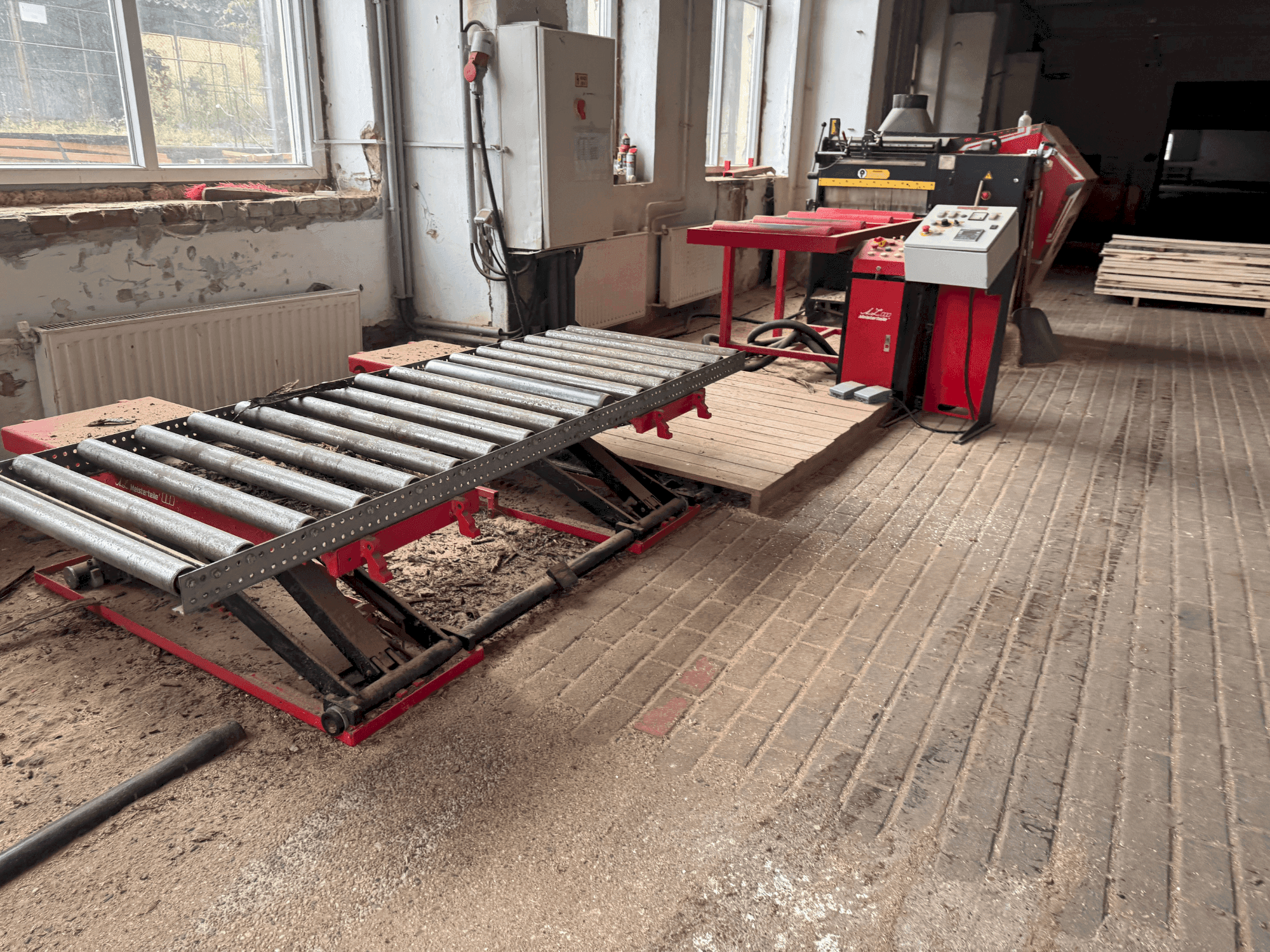 Front view of WRAVOR Multirip 750 20-100 machine