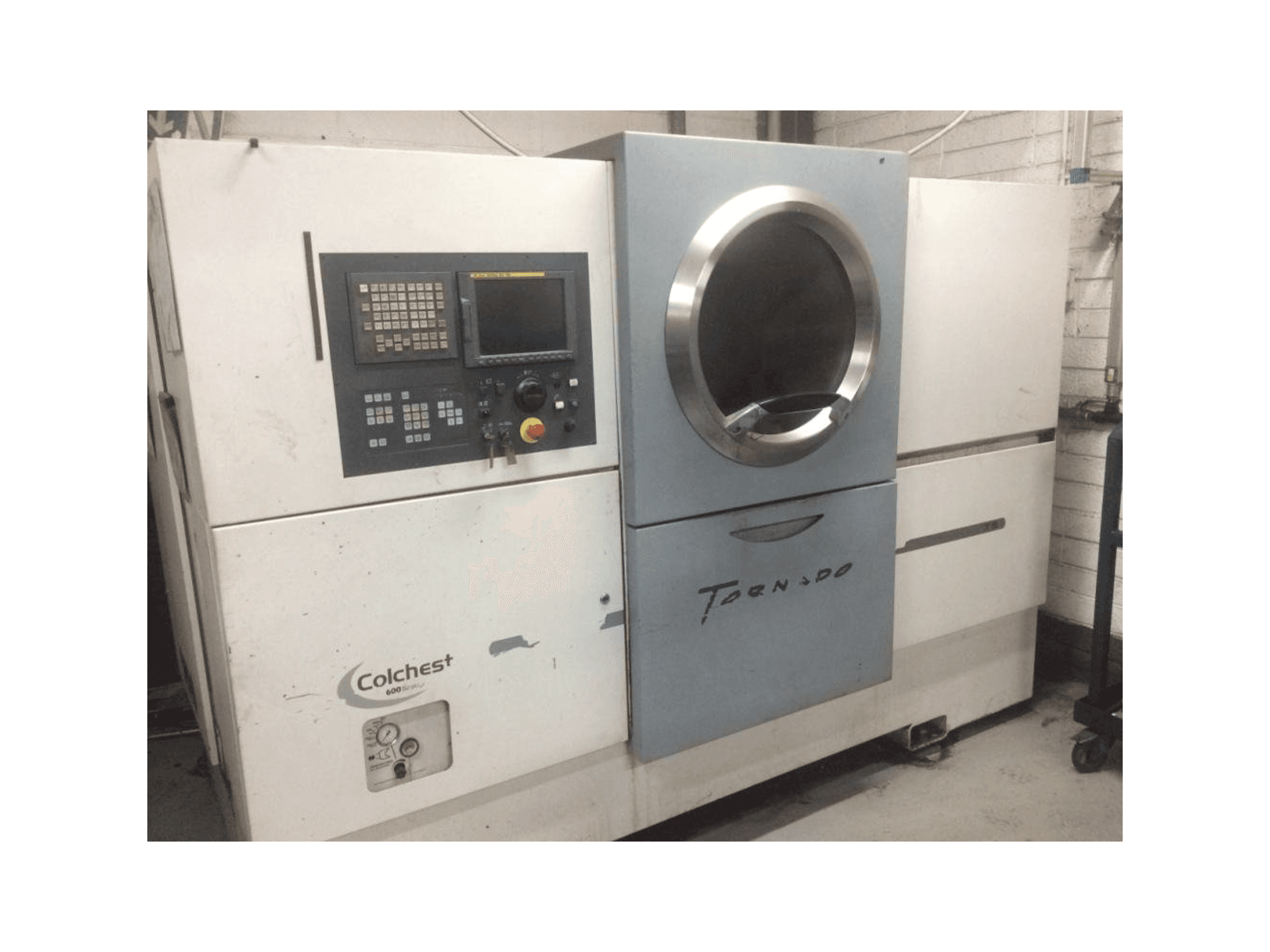 Vista frontal de la máquina Colchester Tornado T8