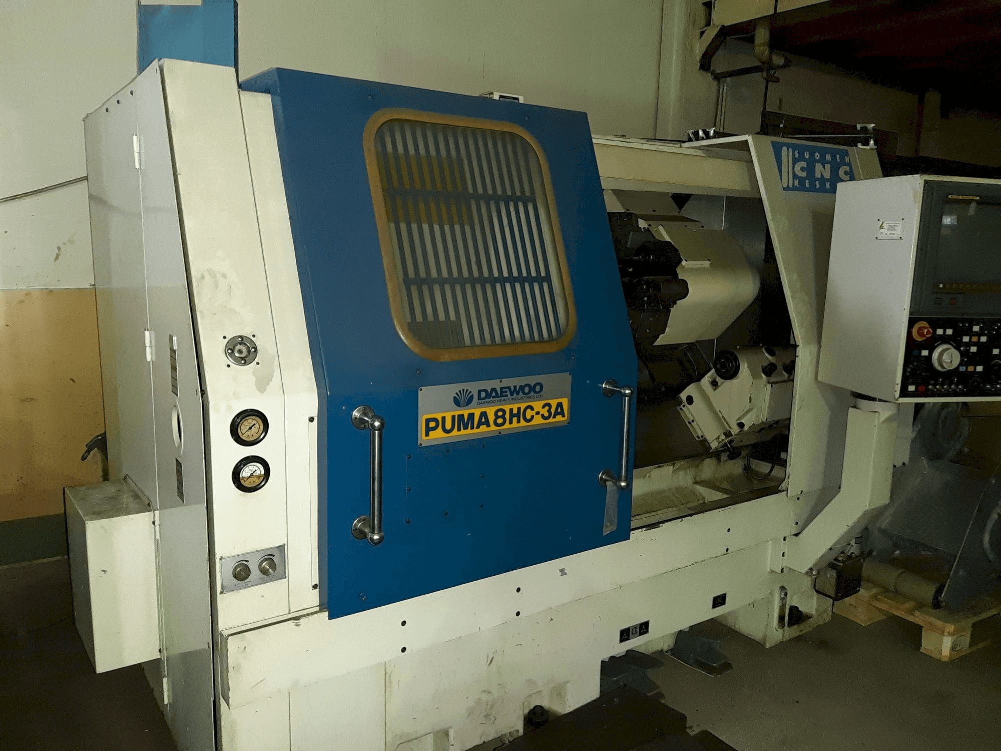 Vista frontal de la máquina DAEWOO PUMA 8HC-3A