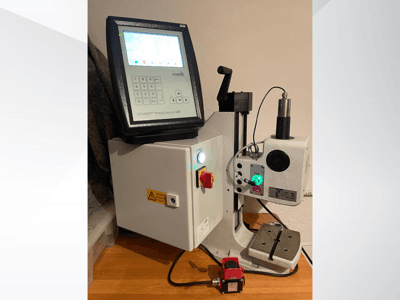 SCHMIDT® PressControl 600, vista frontal, mostrando panel de control, botón de encendido y prensa hidráulica con características de seguridad.