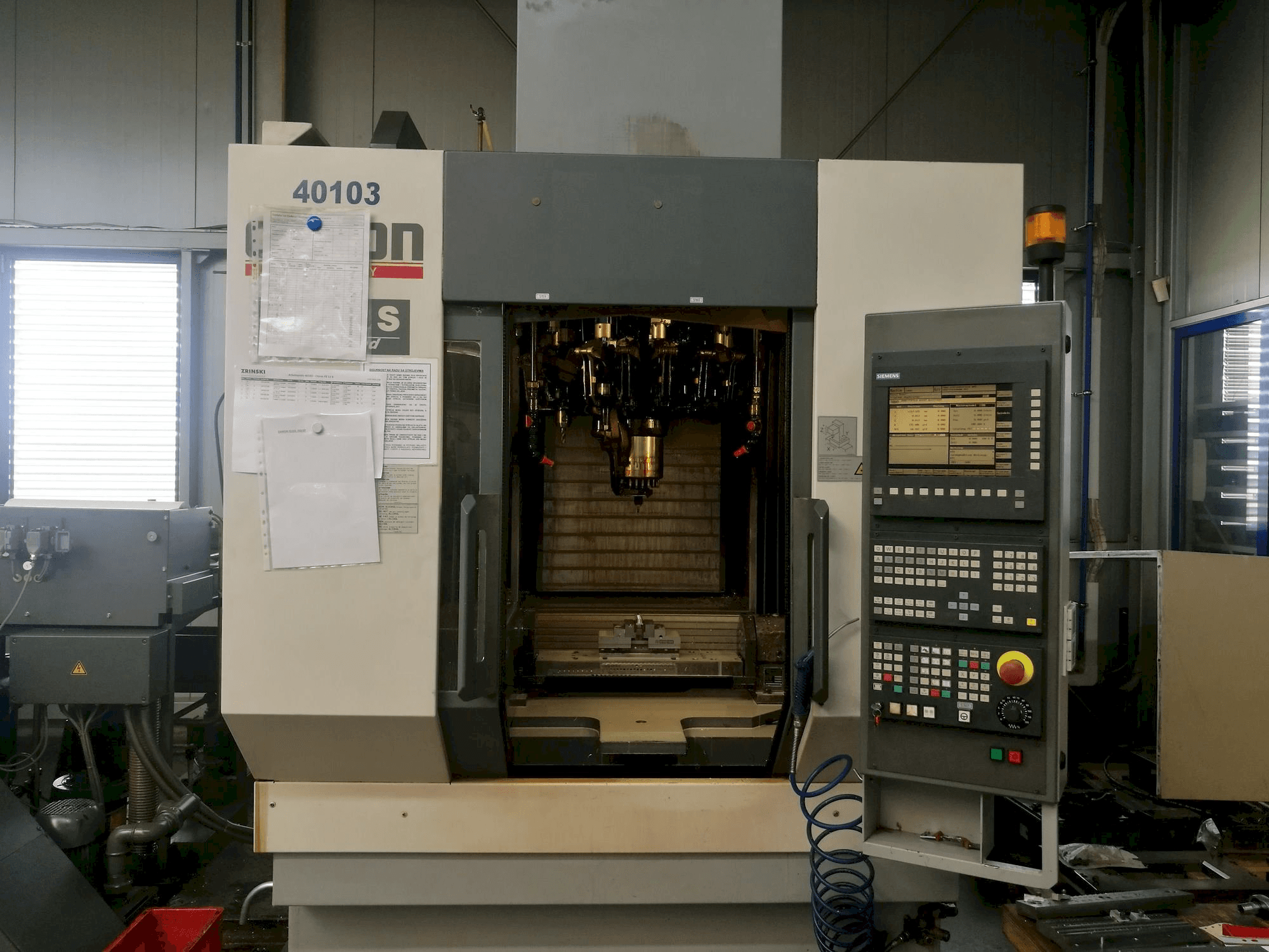 Vista frontal de la máquina CHIRON FZ12S